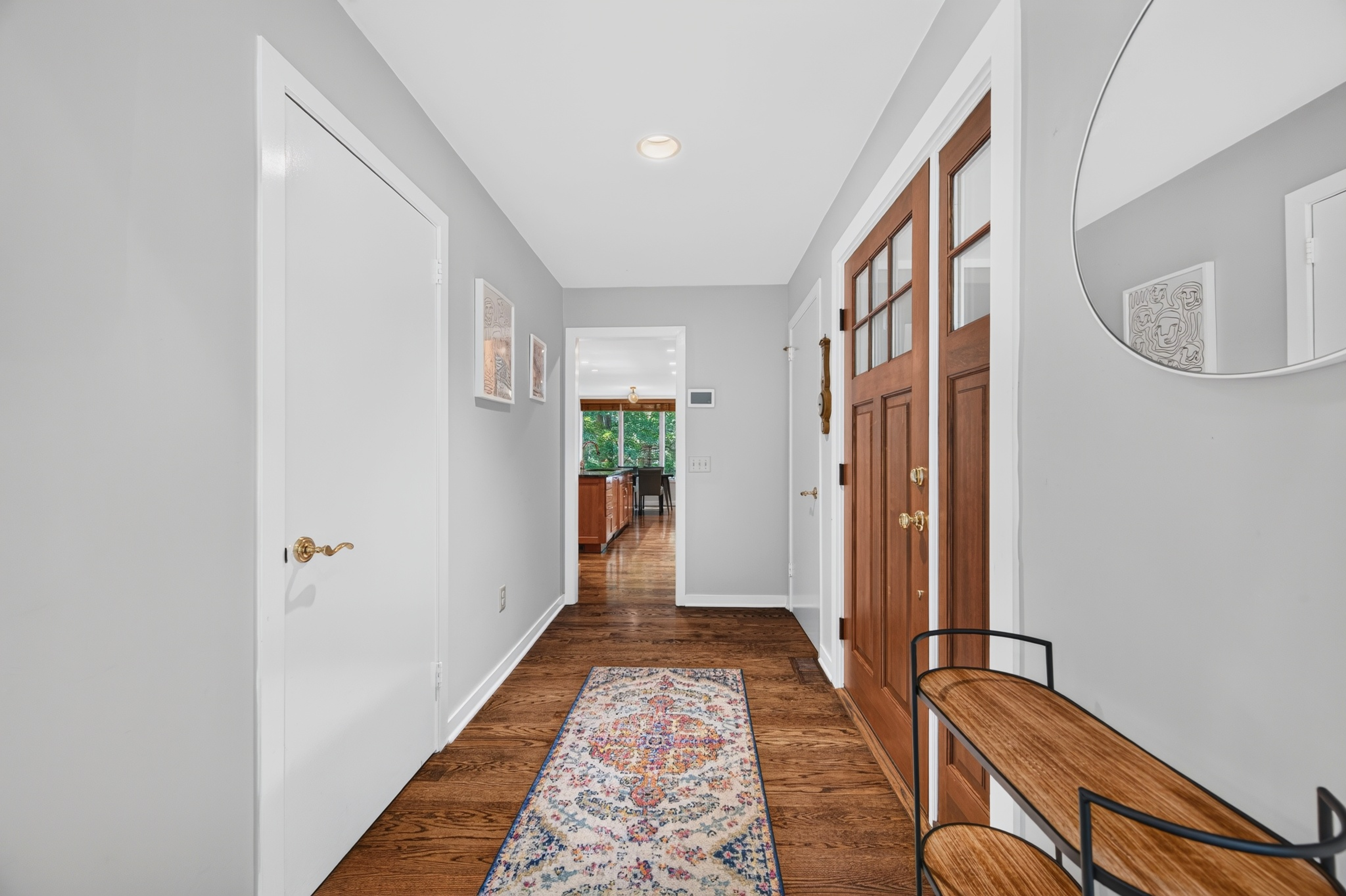  Immaculate Home with Classic Versatile Design Offers Privacy - 物件實景