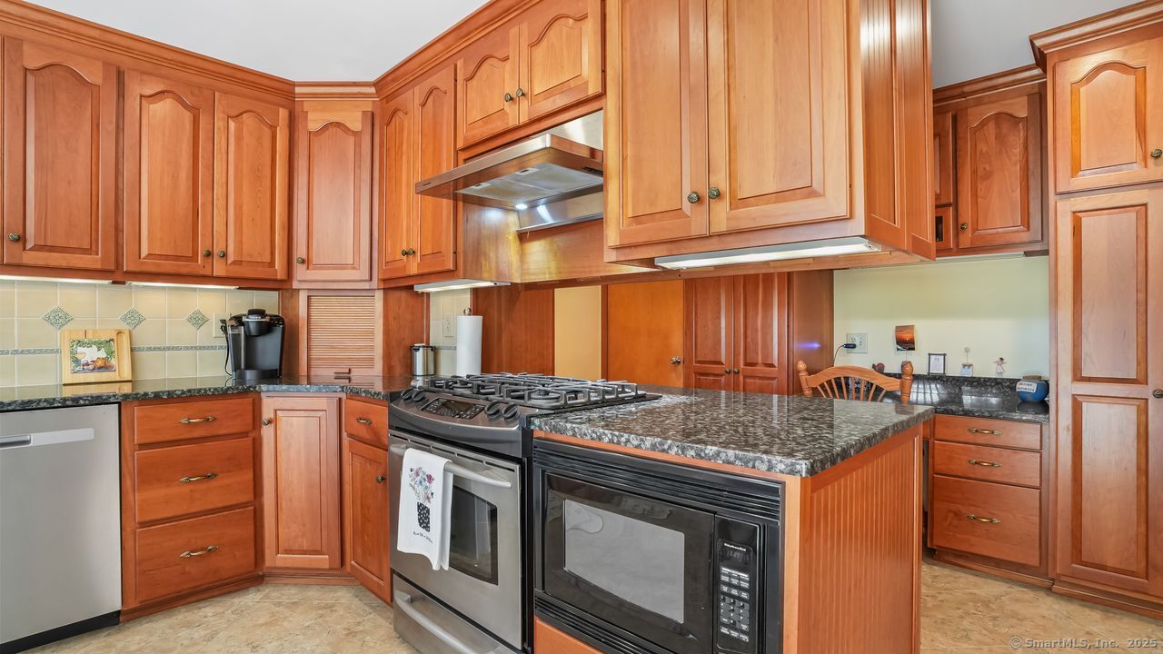 Orange, Connecticut, 06477, United States, 3 Bedrooms Bedrooms, ,2 BathroomsBathrooms,Residential,For Sale,1932290