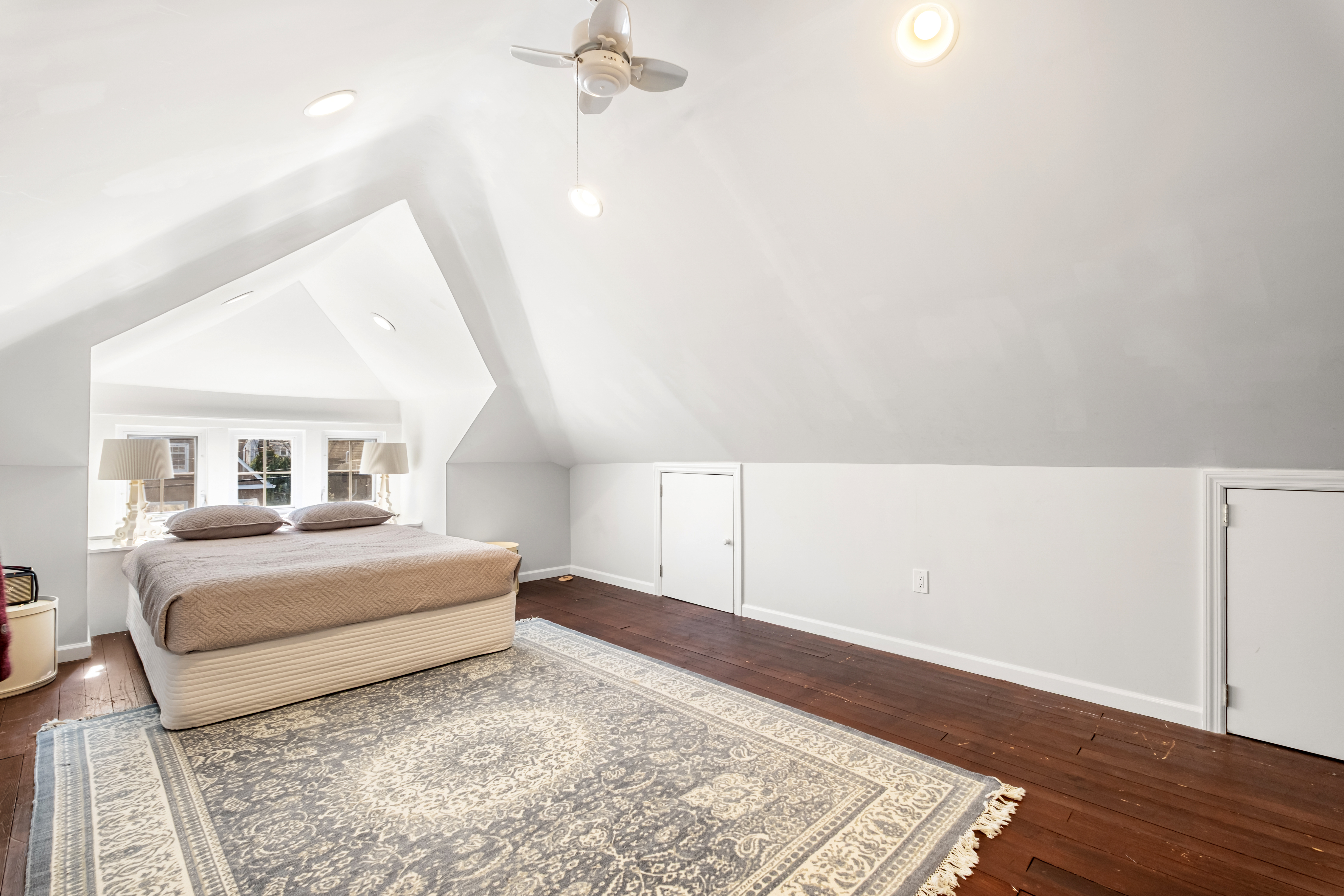  a gracious, fully-updated home where  every detail has been considered. - 物件實景