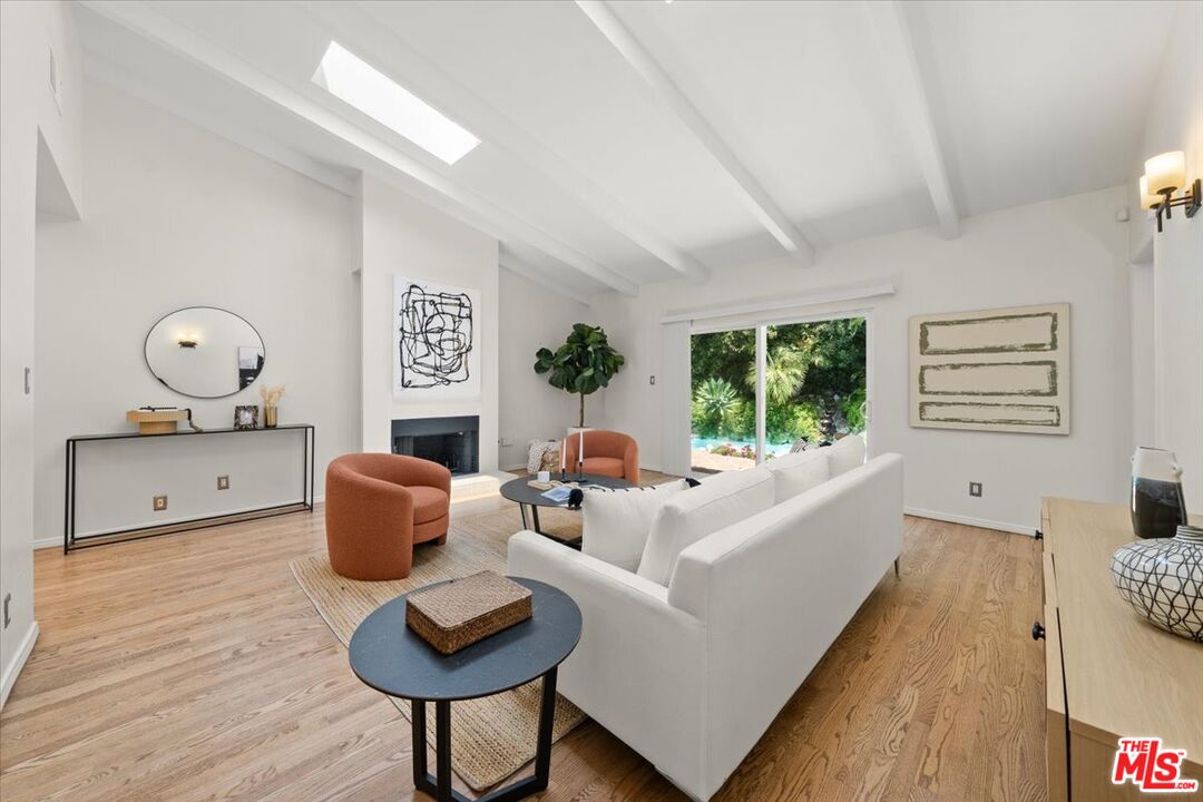 Los Angeles, California, 90049, United States, 3 Bedrooms Bedrooms, ,3 BathroomsBathrooms,Residential,For Sale,1908650