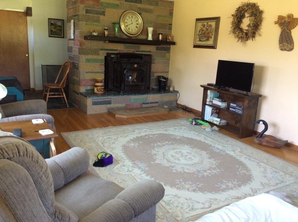 North Brookfield, Massachusetts, 01535, United States, 4 Bedrooms Bedrooms, ,2 BathroomsBathrooms,Residential,For Sale,1980340