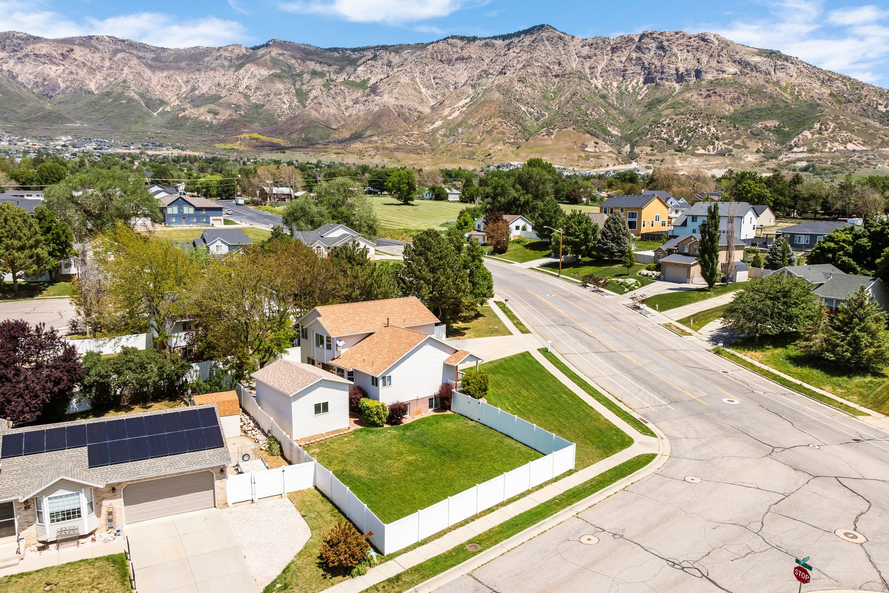  5 Bedroom, 3 Bath Home With One Of North Ogdens Best Porch Views - 物件實景