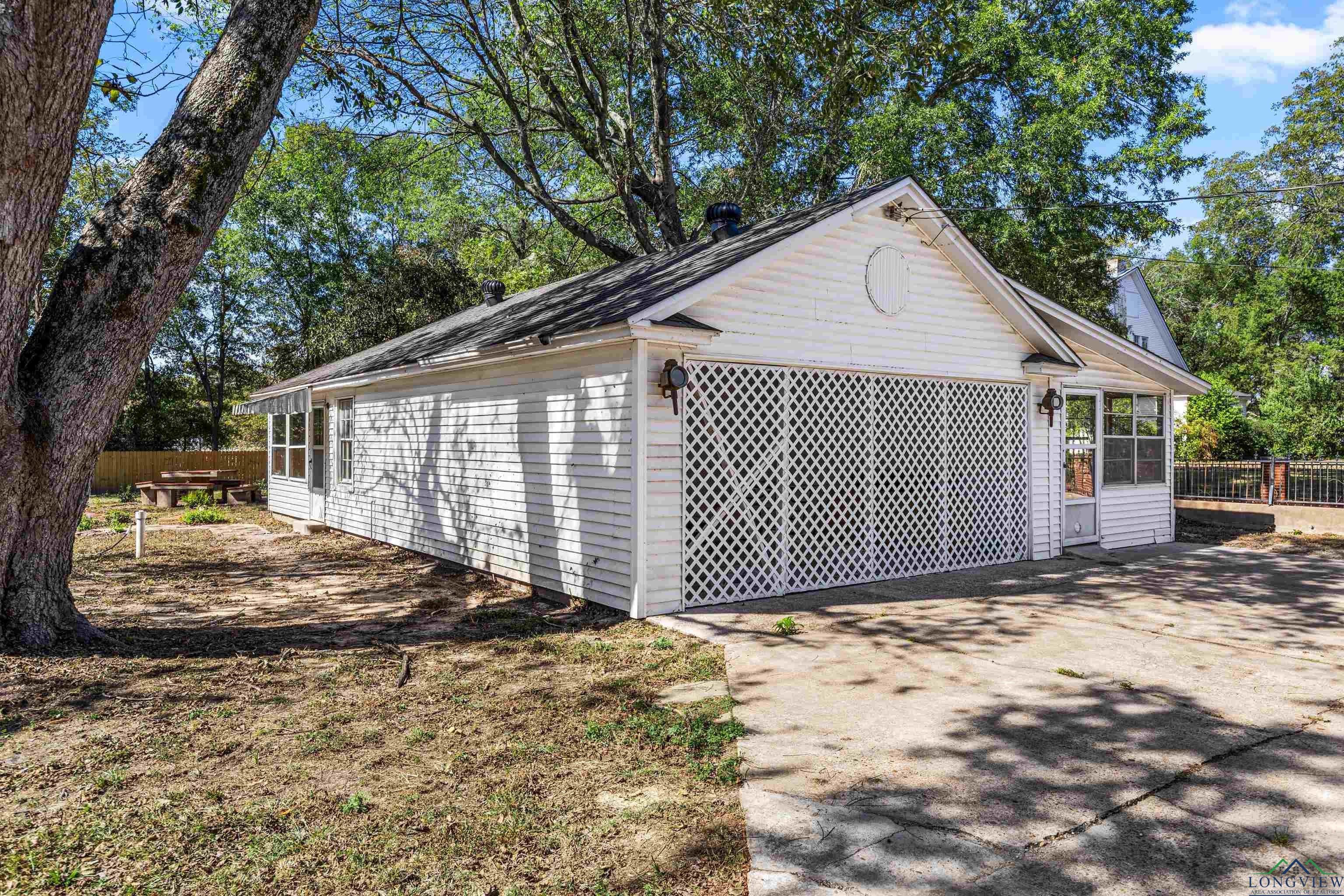 Jefferson, Texas, 75657, United States, 5 Bedrooms Bedrooms, ,5 BathroomsBathrooms,Residential,For Sale,1978271