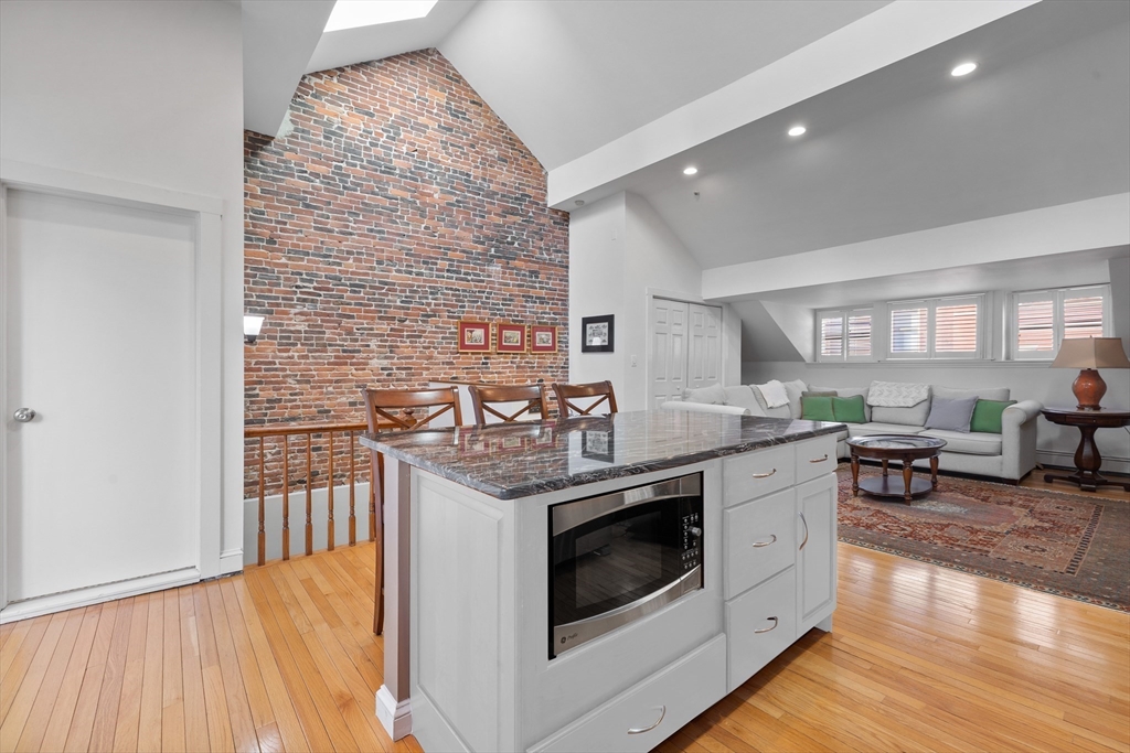 Boston, Massachusetts, 02114, United States, 3 Bedrooms Bedrooms, ,2 BathroomsBathrooms,Residential,For Sale,1981567