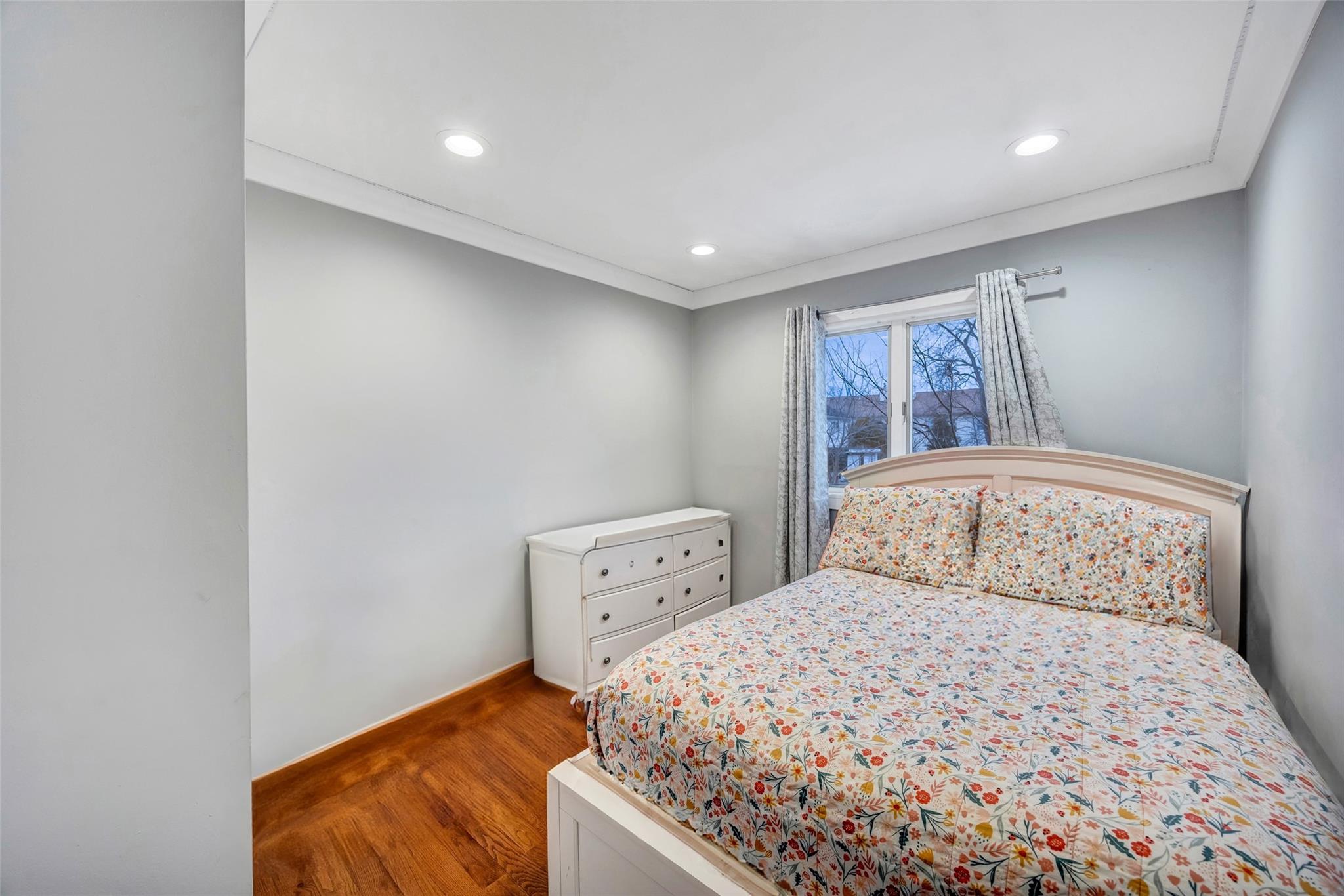 Lindenhurst, New York, 11757, United States, 5 Bedrooms Bedrooms, ,3 BathroomsBathrooms,Residential,For Sale,1707777