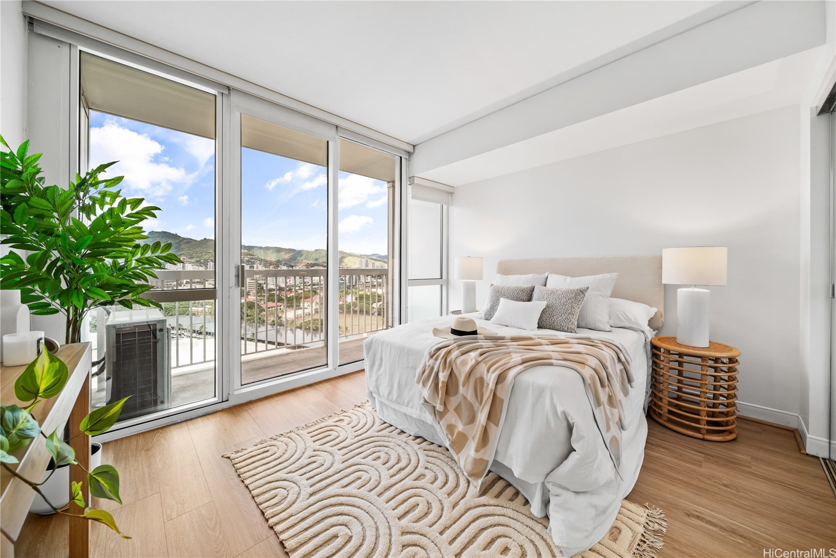 Honolulu, Hawaii, 96814, United States, 1 Bedroom Bedrooms, ,1 BathroomBathrooms,Residential,For Sale,1866206