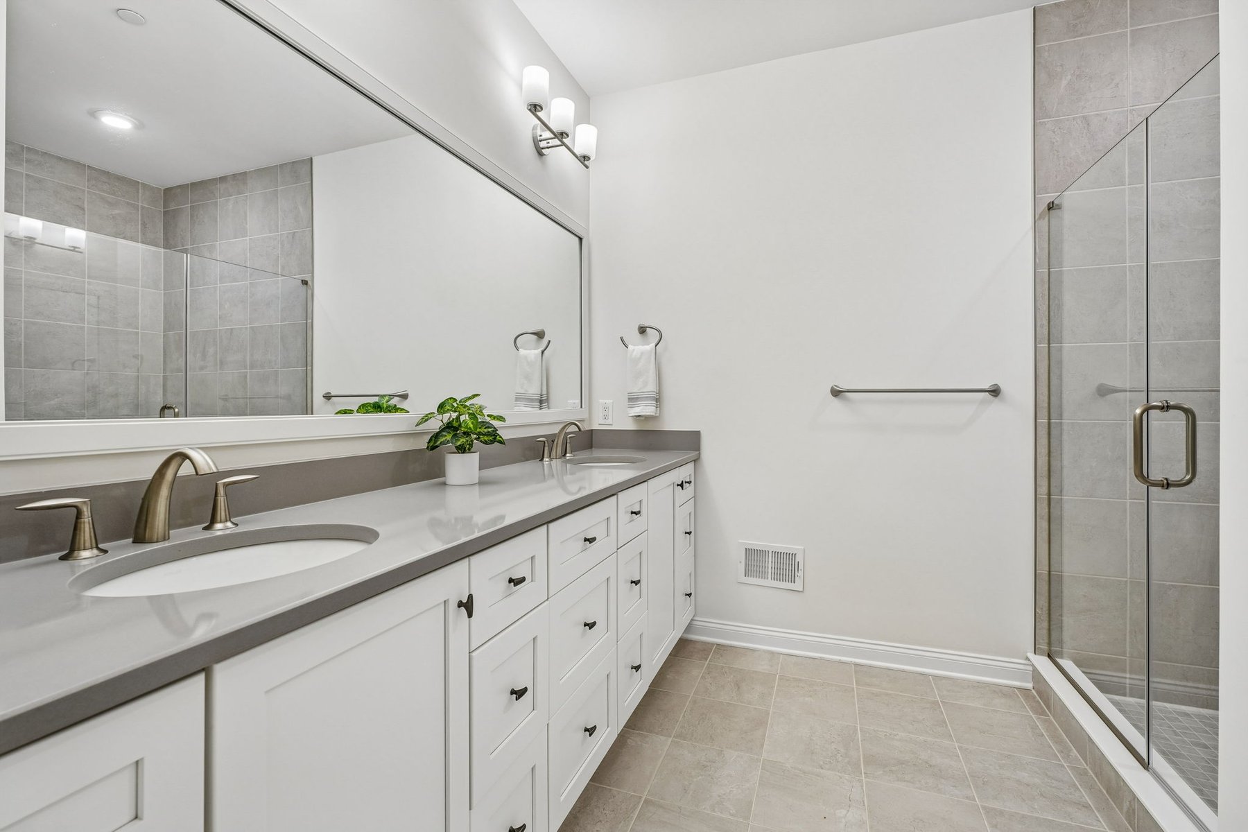  Luxury Privacy and Effortless Living in this ?Warren Villas? End Unit Townhome - 物件實景