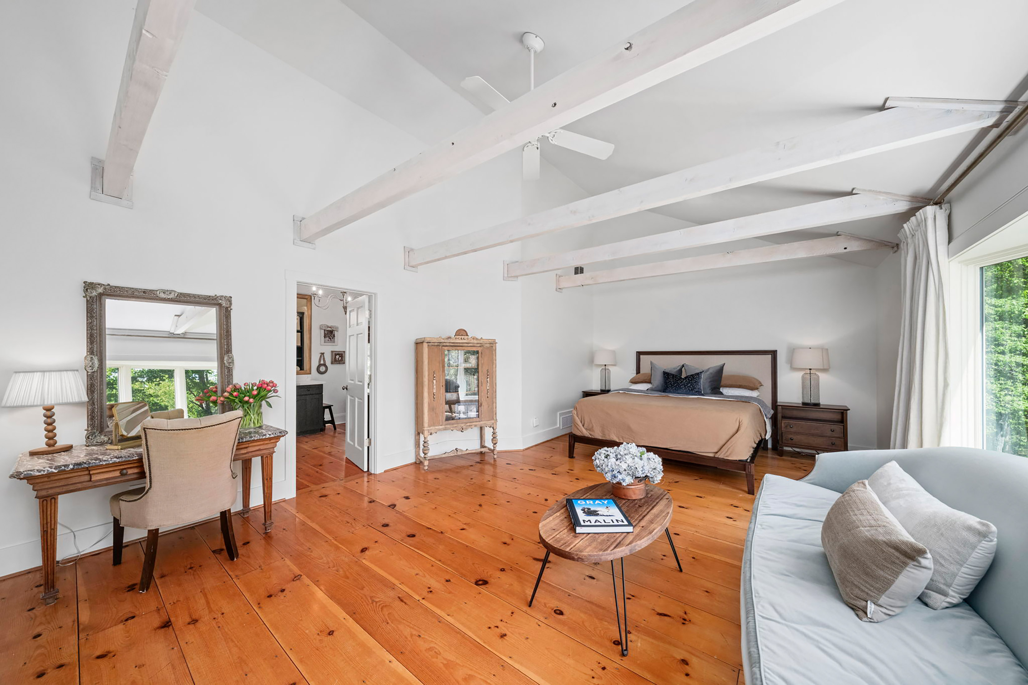 Live Timeless in Coveted Farmhouse on 4+ Private Gated Acres In Roswell - 物件實景