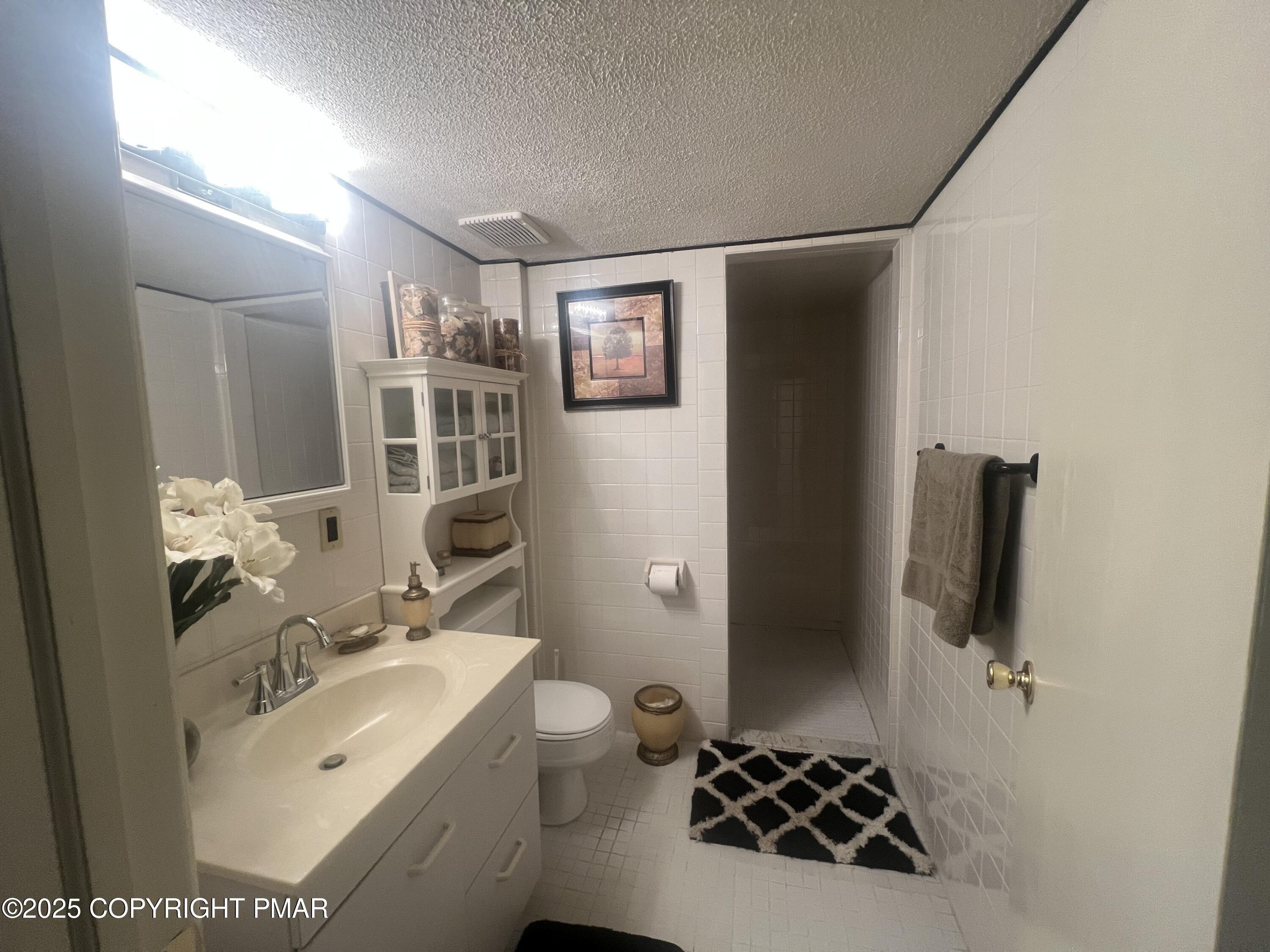 Blakeslee, Pennsylvania, 18610, United States, 4 Bedrooms Bedrooms, ,3 BathroomsBathrooms,Residential,For Sale,1982543