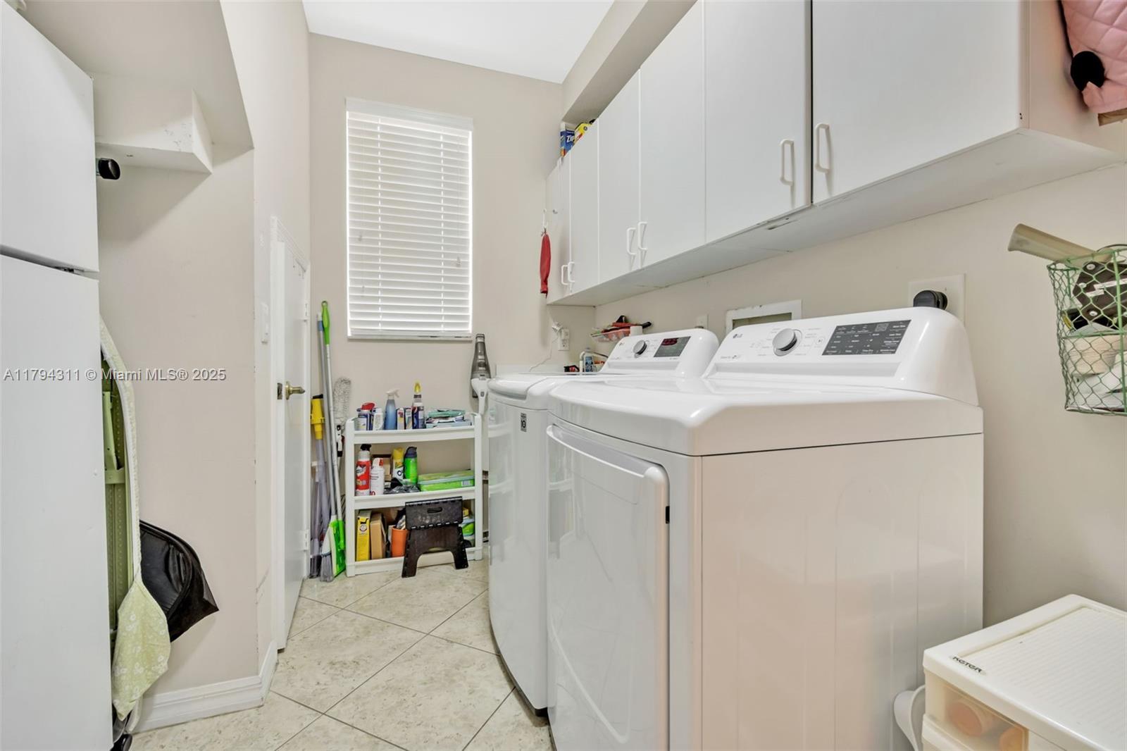 Davie, Florida, 33328, United States, 5 Bedrooms Bedrooms, ,4 BathroomsBathrooms,Residential,For Sale,1793011