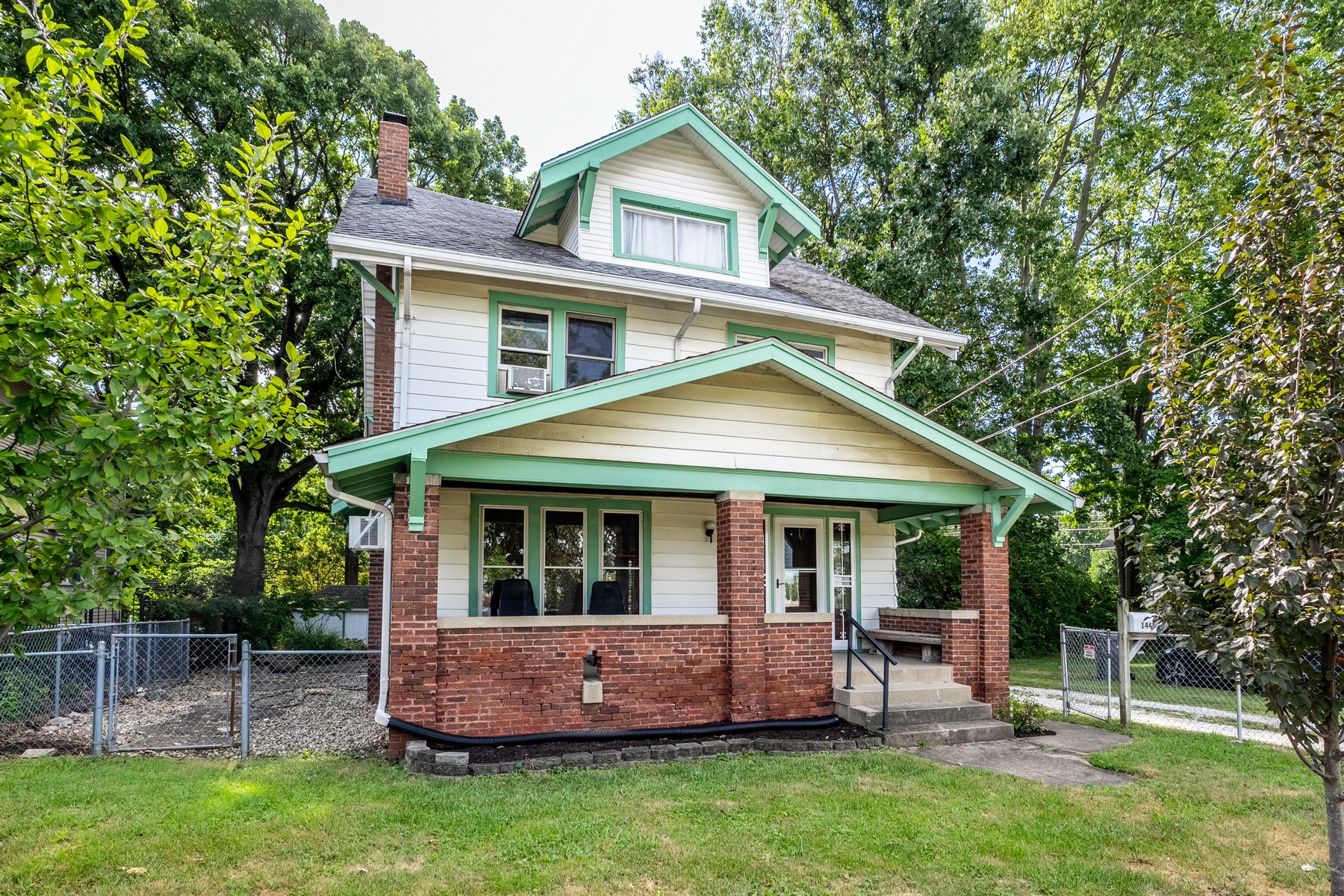  Charming Indianapolis Home with Stained Woodwork and Hardwood Floors - 物件實景