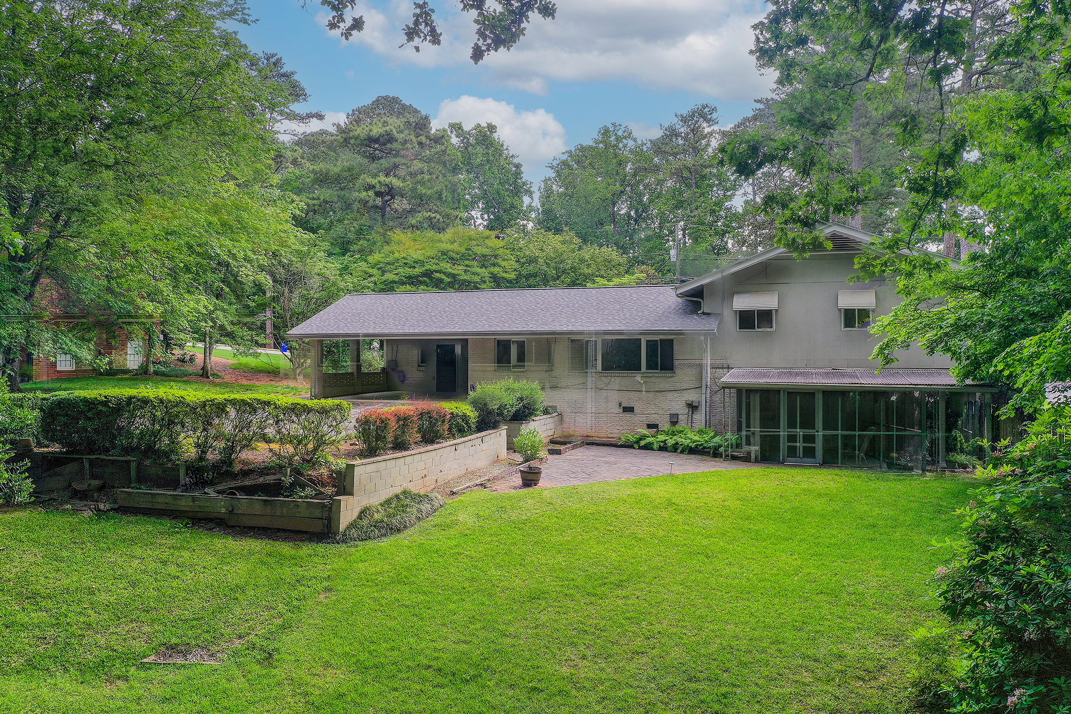  Mid-Century Modern Home on a Beautifully Landscaped Private Lot - 物件實景