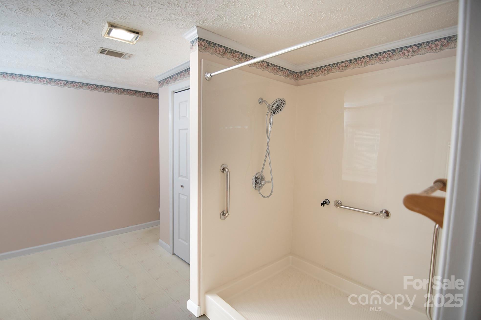 Hendersonville, North Carolina, 28792, United States, 3 Bedrooms Bedrooms, ,3 BathroomsBathrooms,Residential,For Sale,1976526