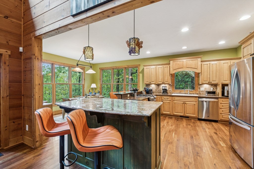 Ellijay, Georgia, 30540, United States, 3 Bedrooms Bedrooms, ,4 BathroomsBathrooms,Residential,For Sale,1952402