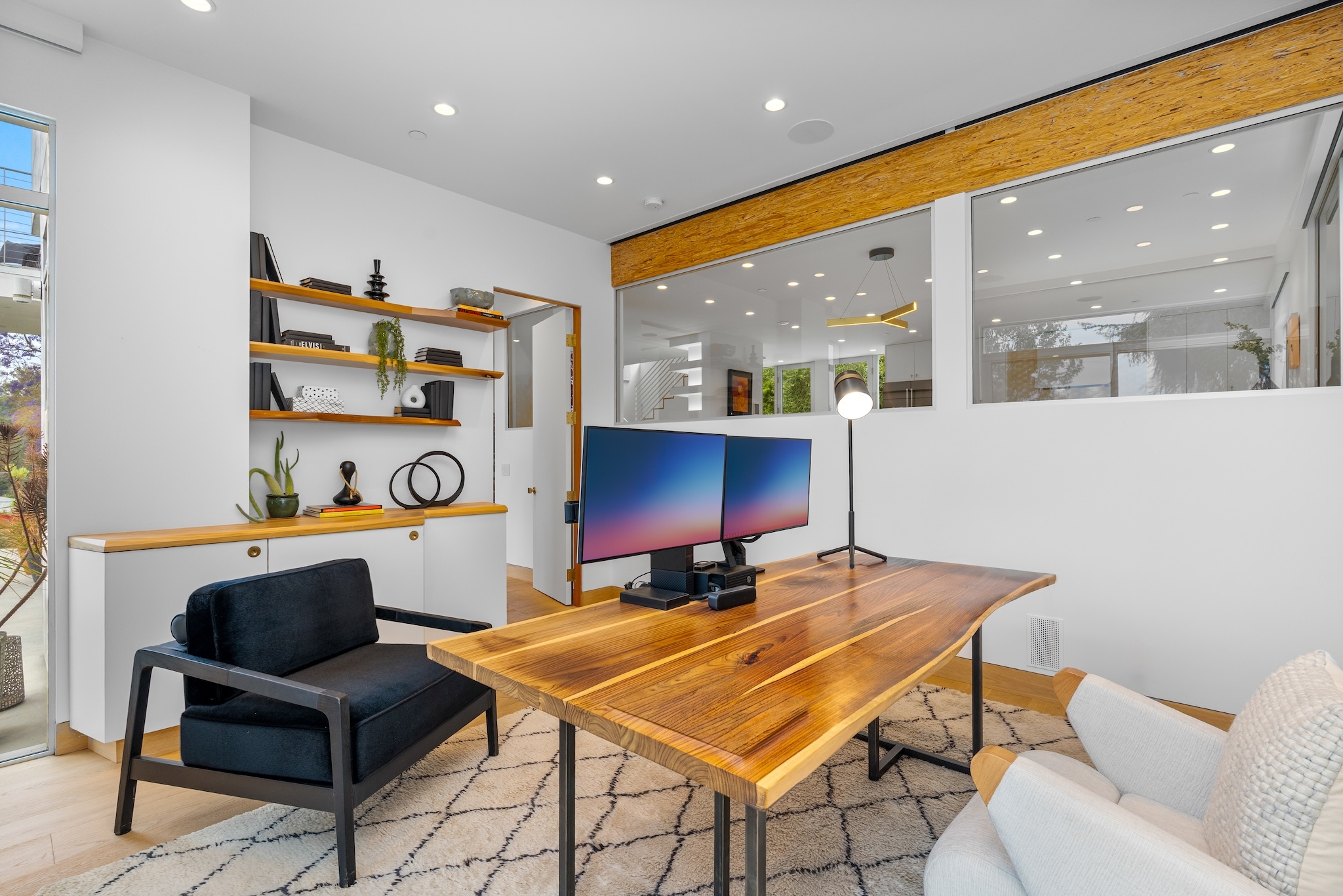  2129 Redcliff St - 物件實景