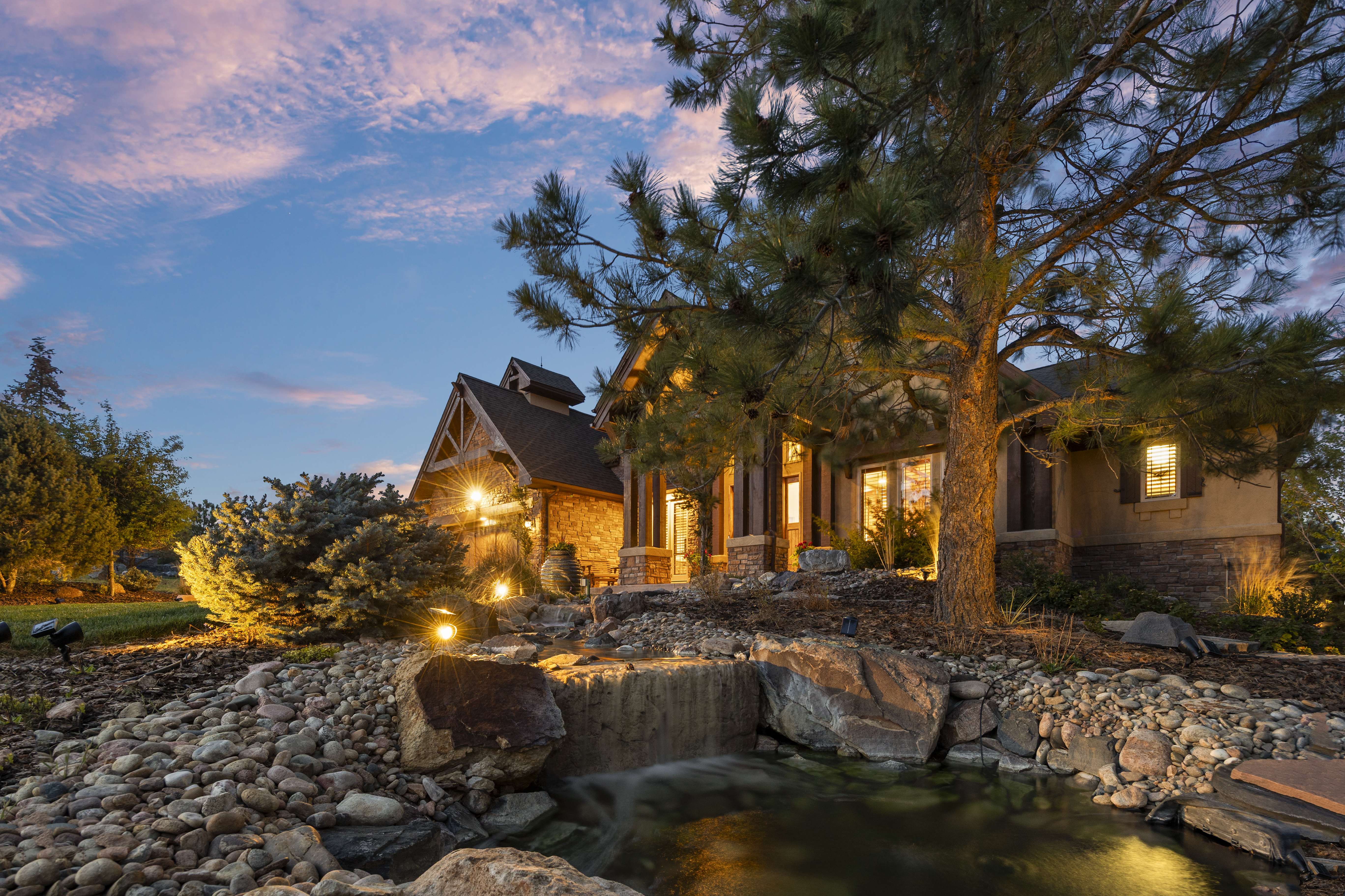  This Mountain Traditional residence is defined by its grand scale, - 物件實景