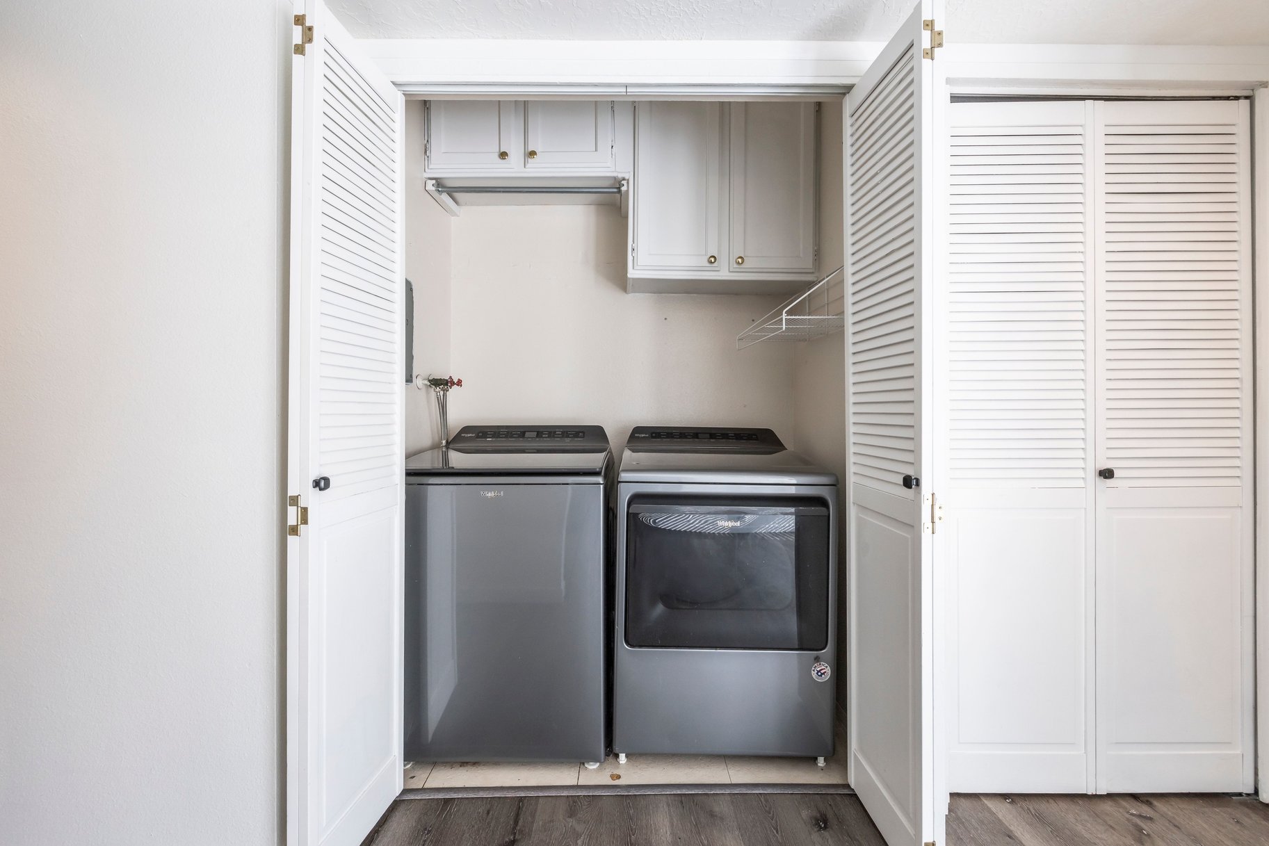  End-Unit Townhome with Updates Throughout - 物件實景