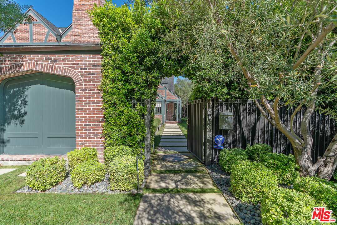 Los Angeles, California, 90020, United States, 5 Bedrooms Bedrooms, ,5 BathroomsBathrooms,Residential,For Sale,1939583