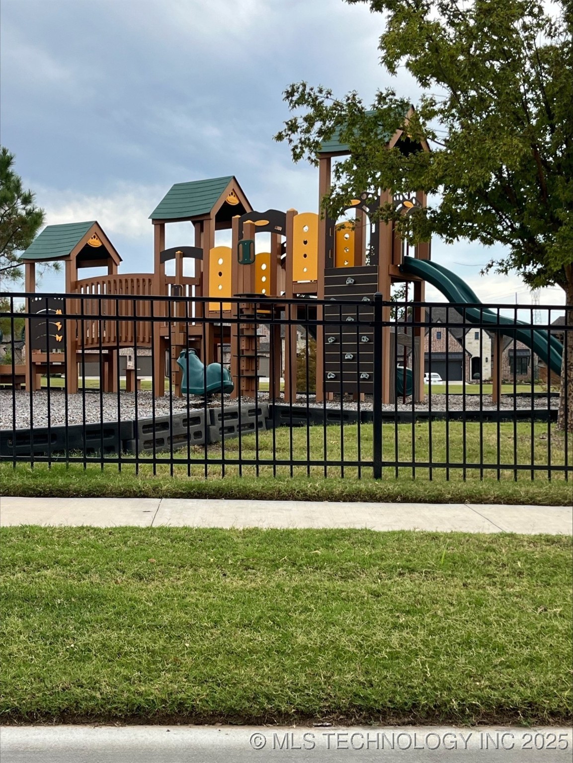 Jenks, Oklahoma, 74037, United States, 5 Bedrooms Bedrooms, ,4 BathroomsBathrooms,Residential,For Sale,1987712