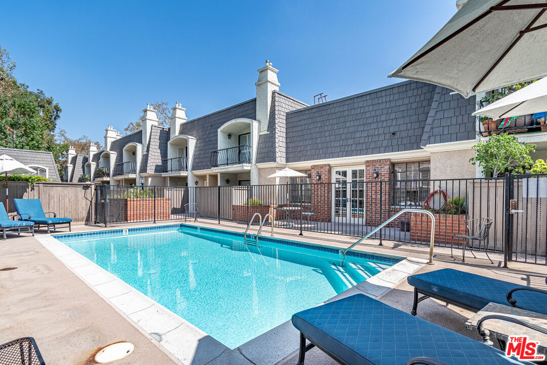 Los Angeles, California, 90004, United States, 2 Bedrooms Bedrooms, ,3 BathroomsBathrooms,Residential,For Sale,1940175