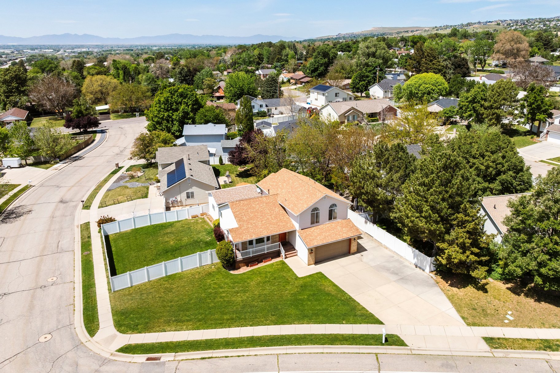  5 Bedroom, 3 Bath Home With One Of North Ogdens Best Porch Views - 物件實景