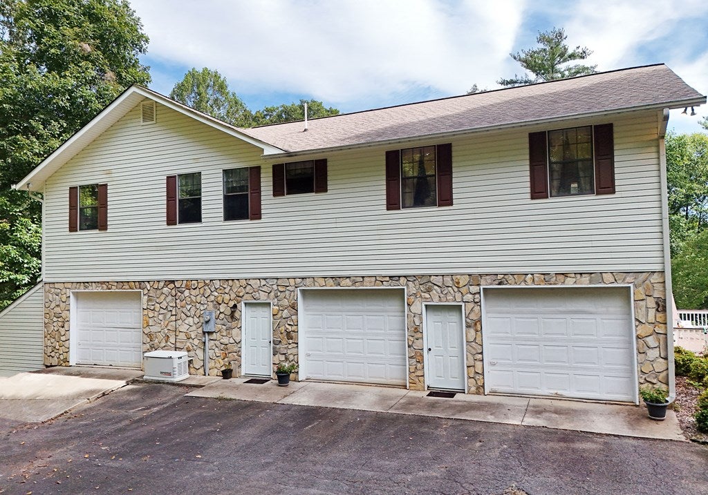 Ellijay, Georgia, 30536, United States, 4 Bedrooms Bedrooms, ,3 BathroomsBathrooms,Residential,For Sale,1940340