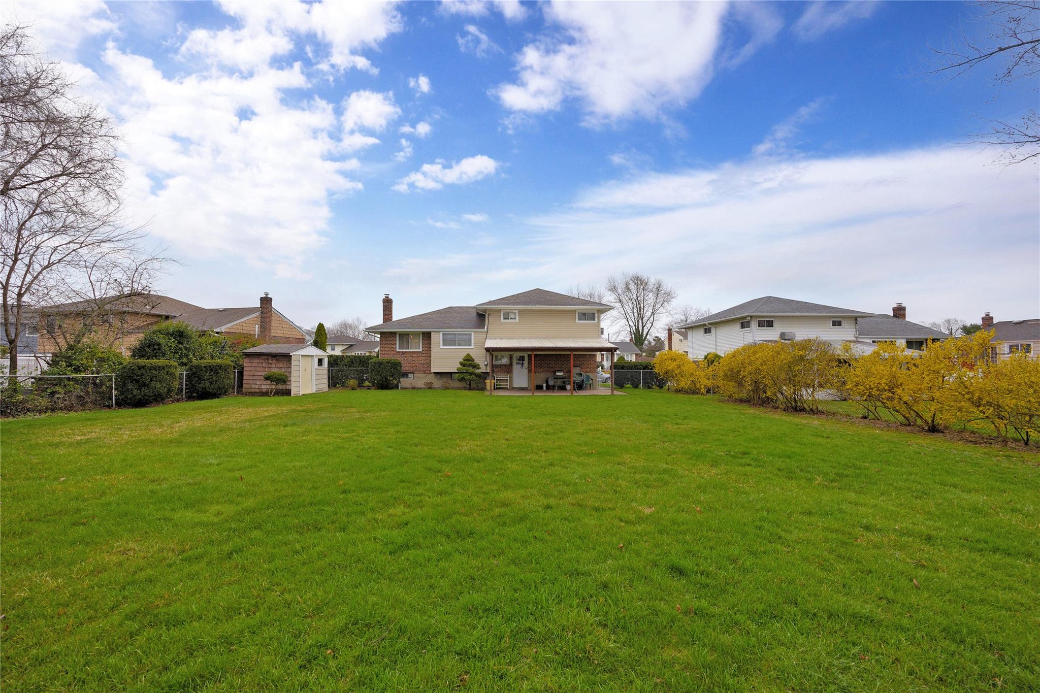 Farmingdale, New York, 11735, United States, 3 Bedrooms Bedrooms, ,2 BathroomsBathrooms,Residential,For Sale,1793248