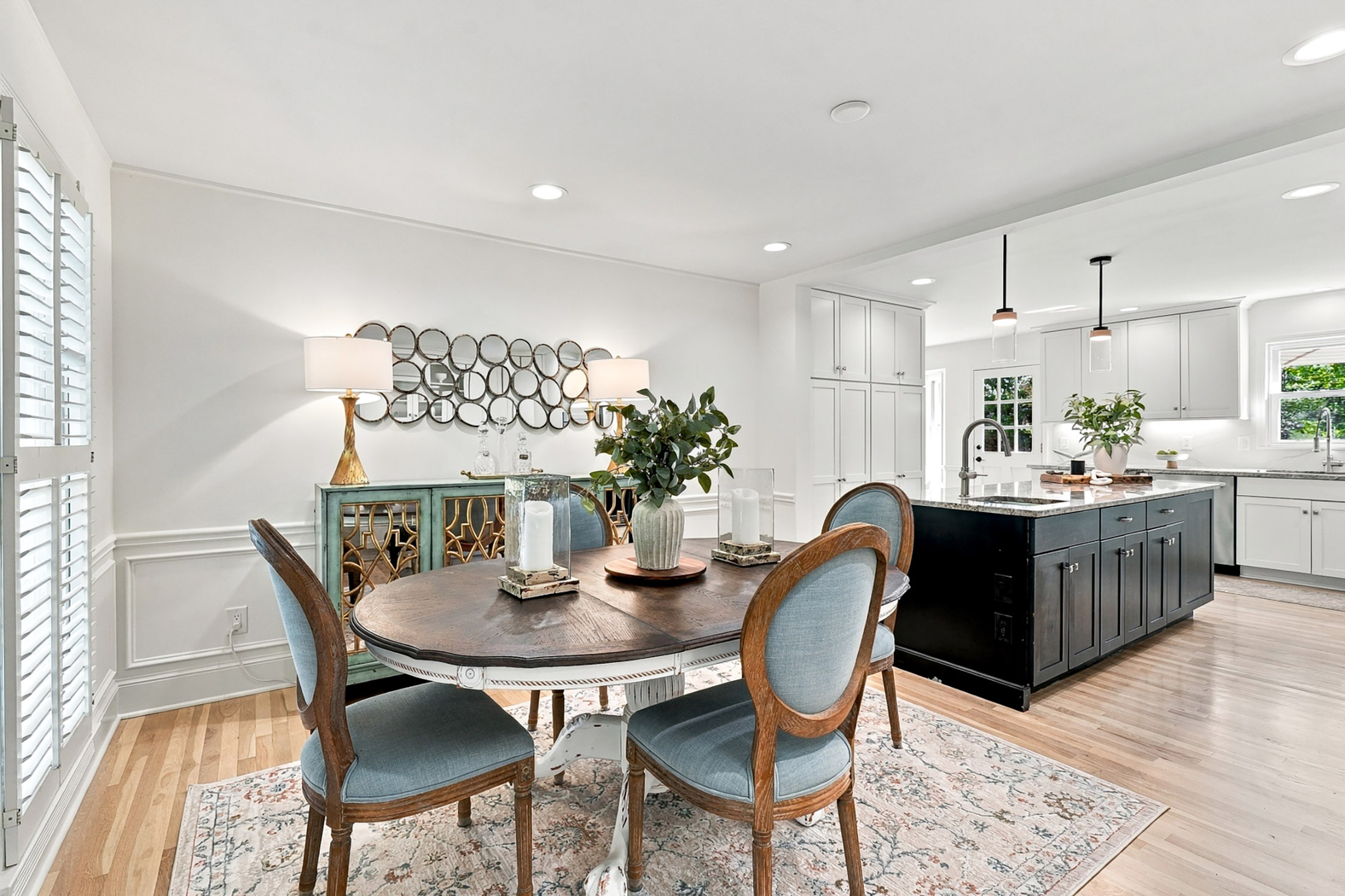  Classic Colonial Charm Meets Beautifully Updated Interiors - 物件實景