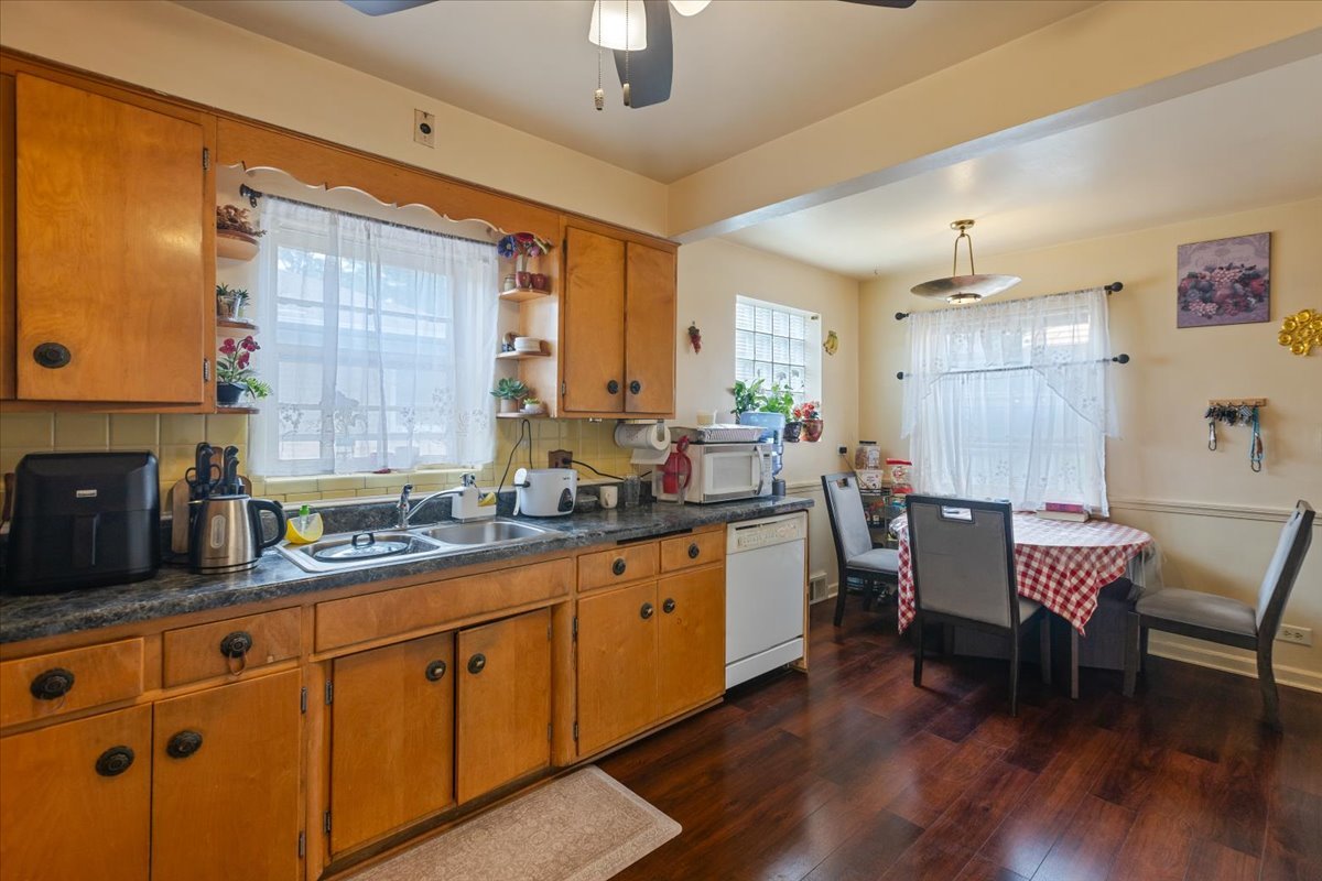 Chicago, Illinois, 60645, United States, 3 Bedrooms Bedrooms, ,3 BathroomsBathrooms,Residential,For Sale,1976245