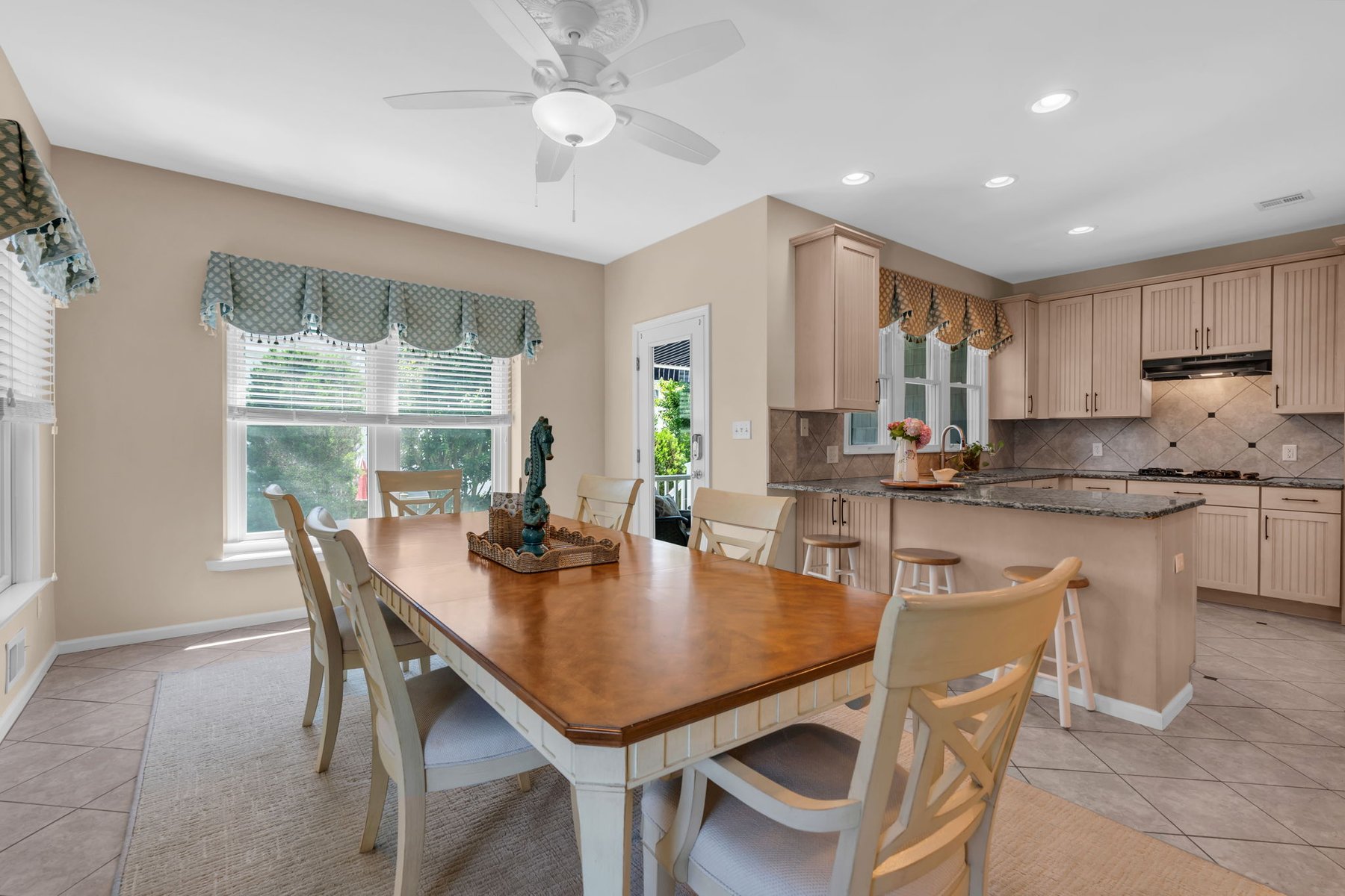  Rare End-Unit Coastal Townhome - 物件實景