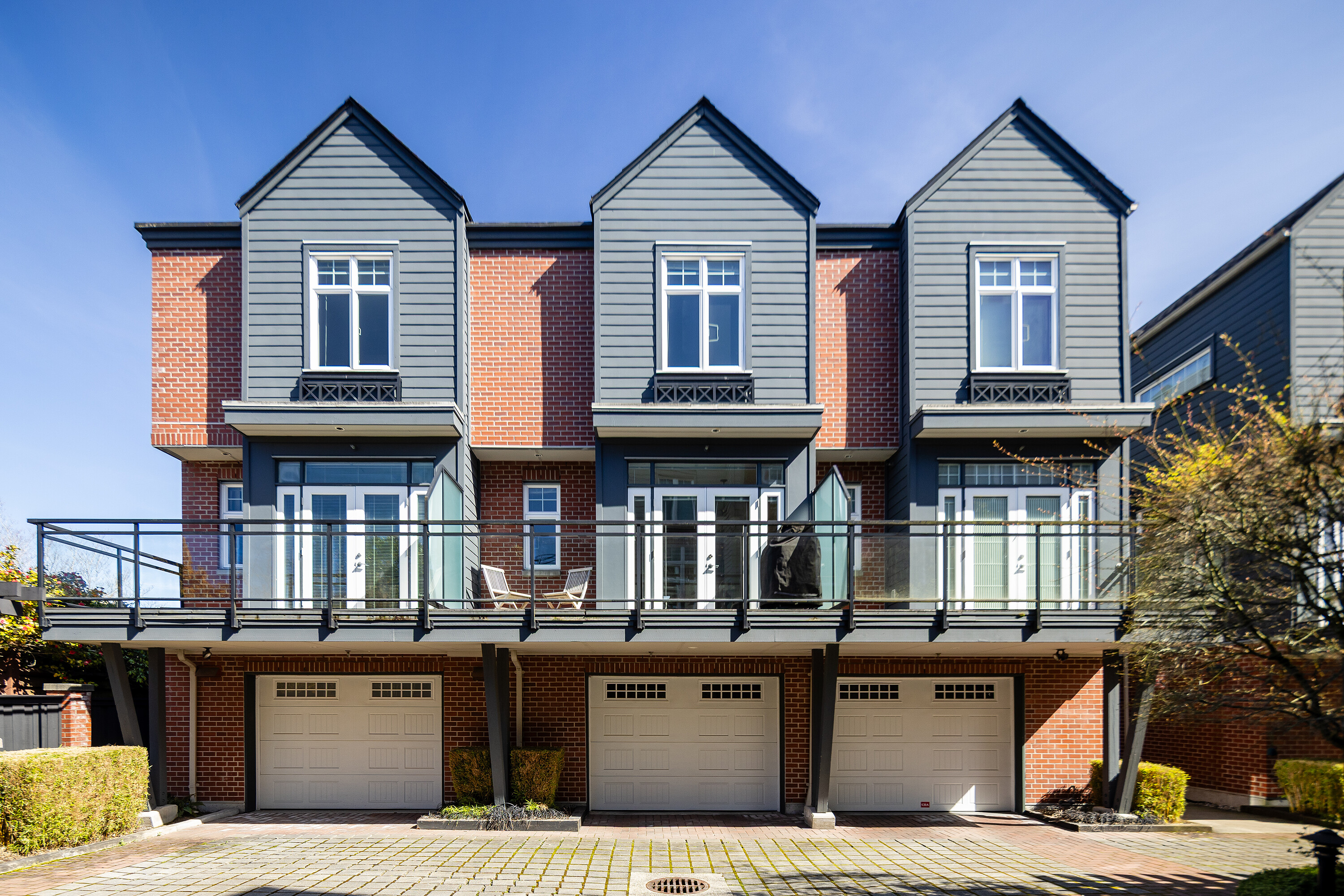  Elevated End-Unit Townhome - 物件實景