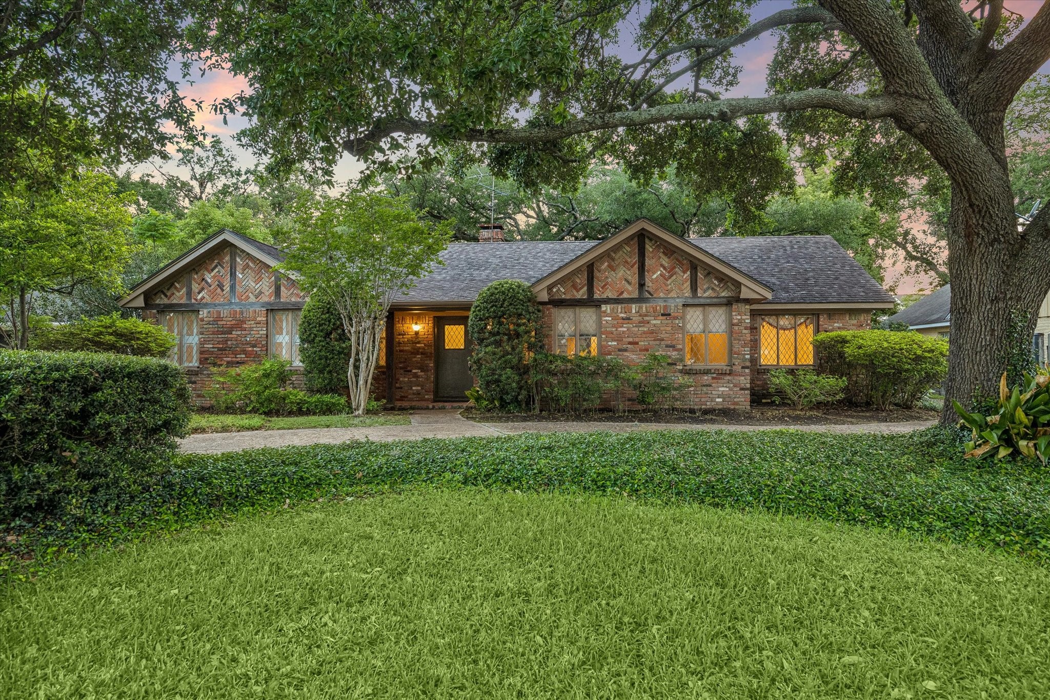  2126 Chimney Rock Road - 物件實景