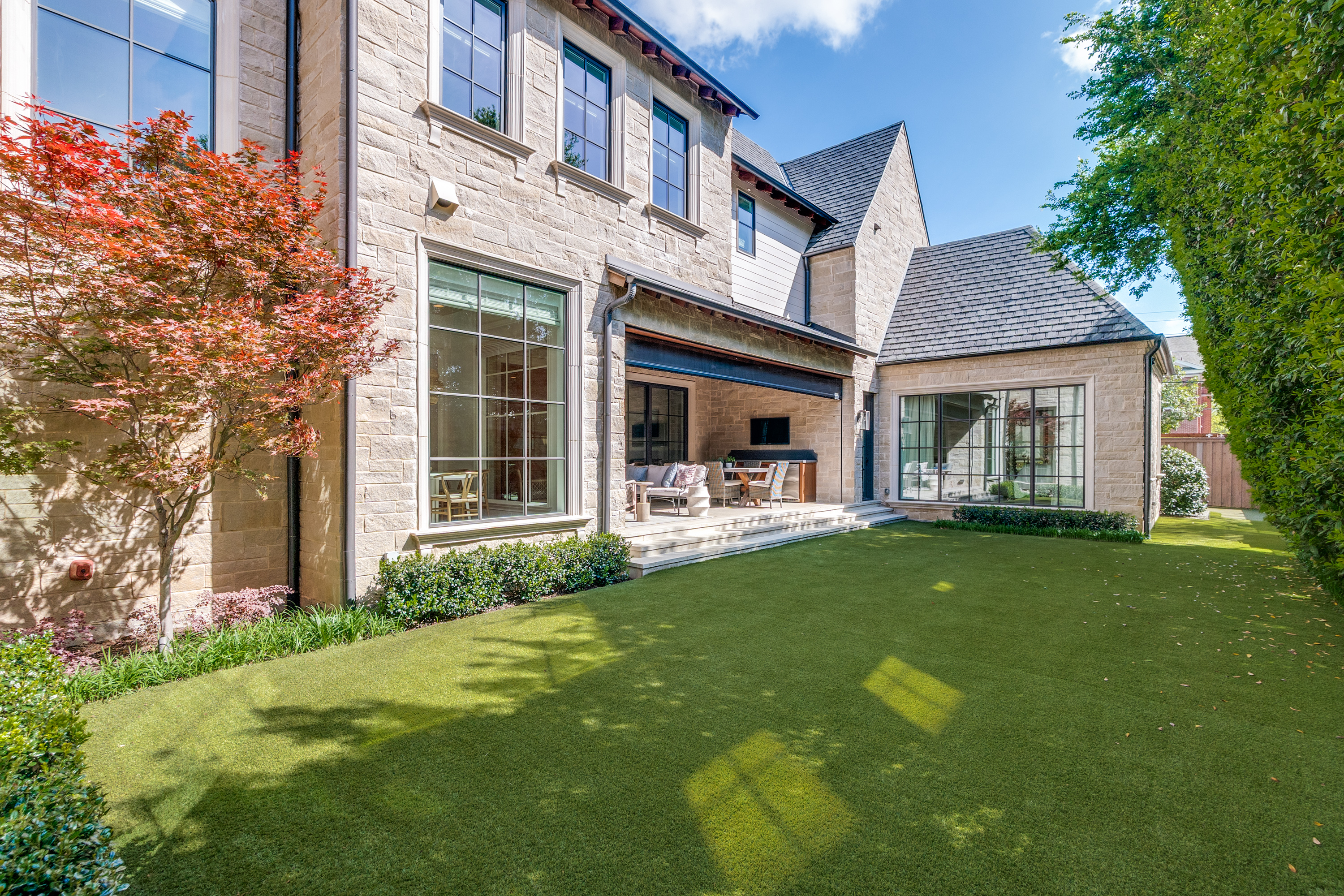  Timeless Home With Designer Finishes Located in University Park - 物件實景