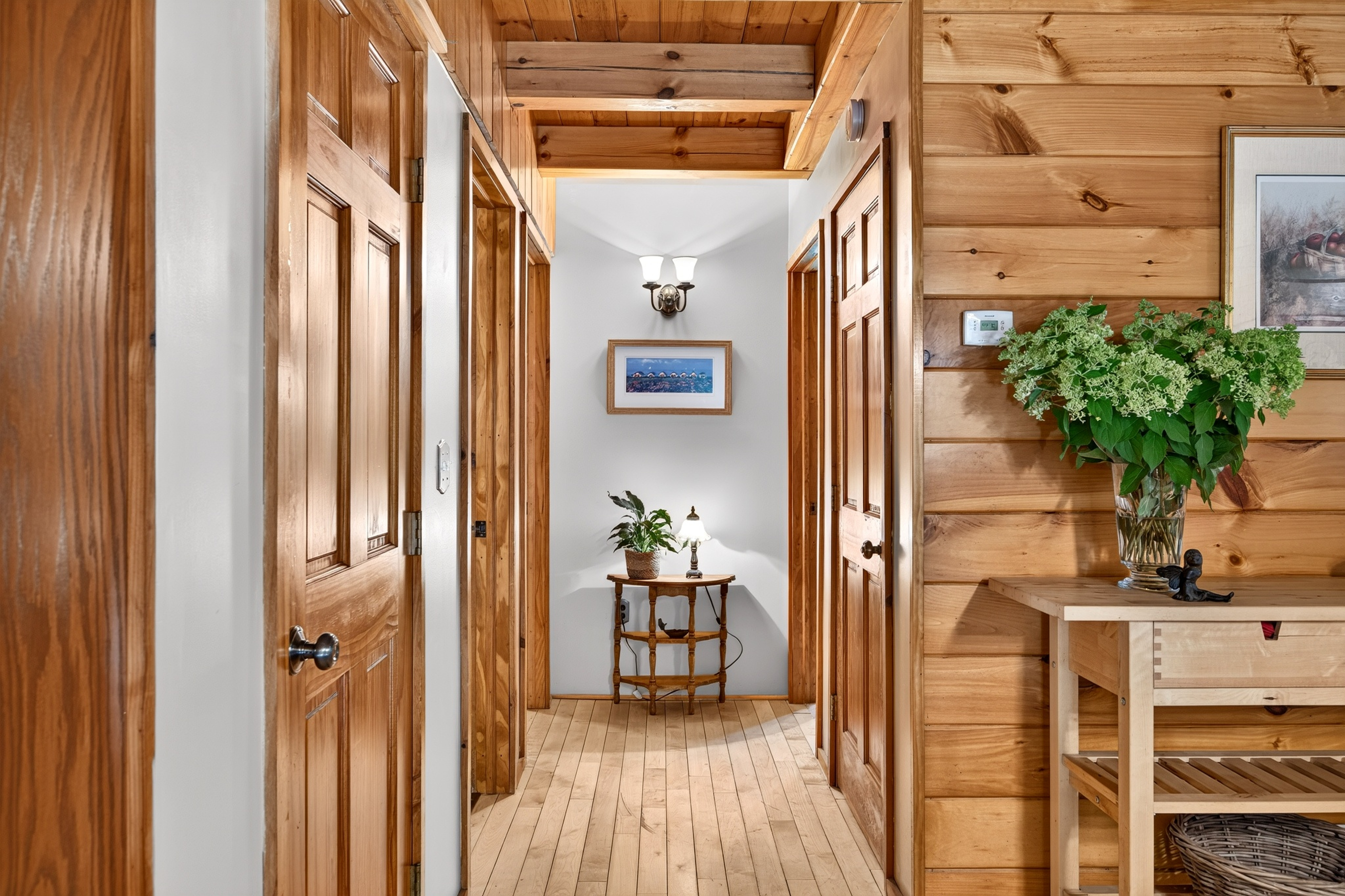  Tucked within four private, tranquil acres, this charming rustic log home offers - 物件實景