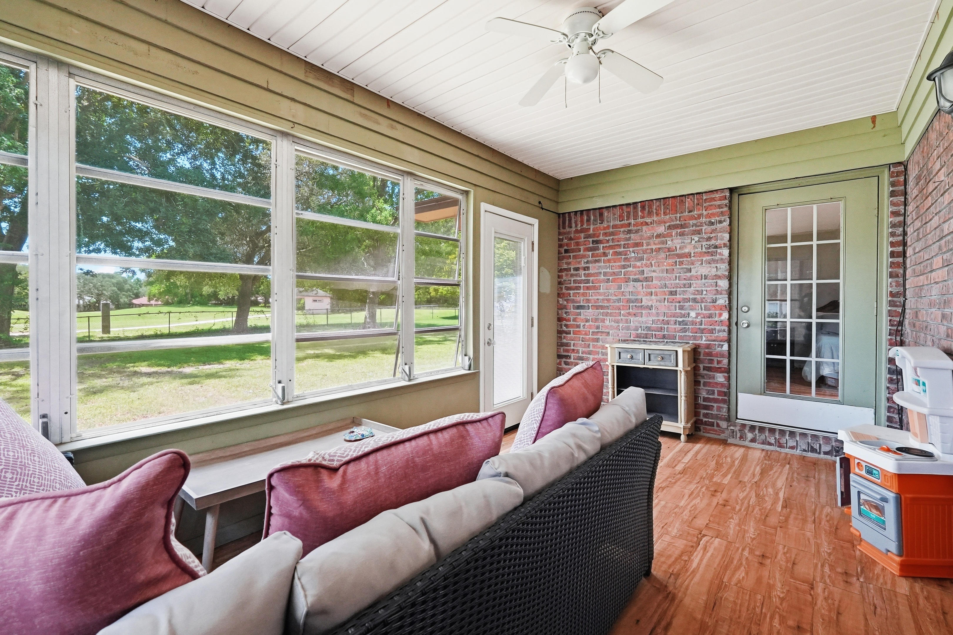  Well-Maintained Golf Course Home with Flexible Living Spaces - 物件實景