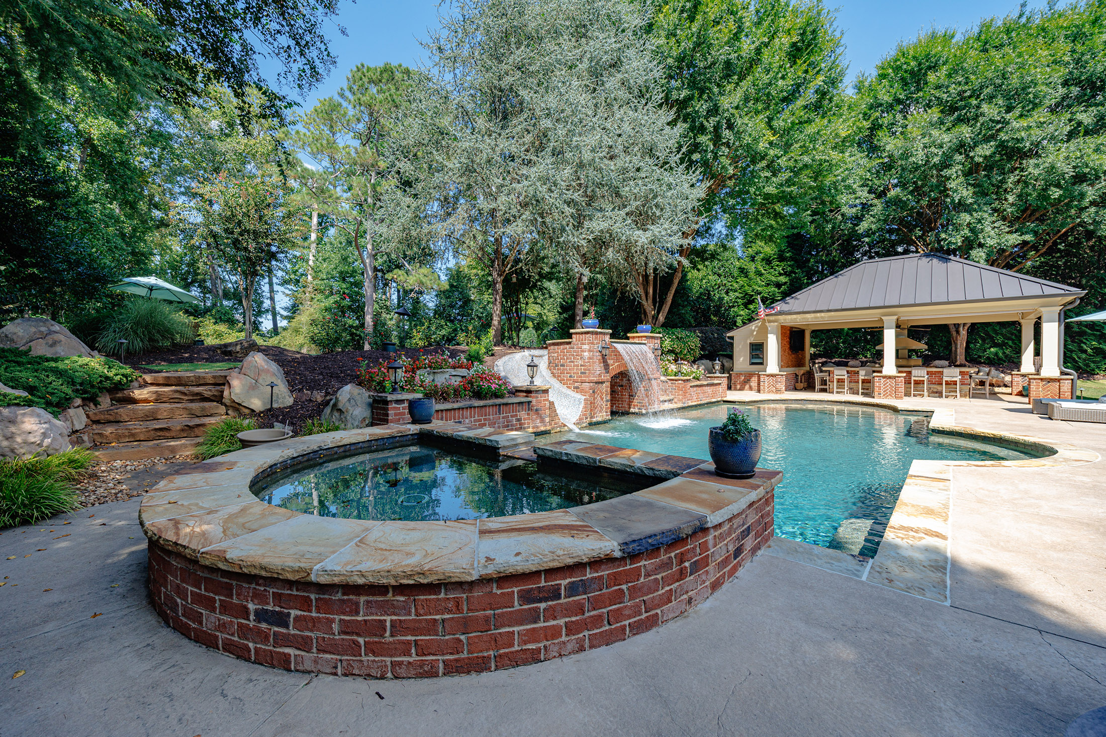  Impressive Brick Estate on a Private Wooded 1+/- Acre Lot in The Manor - 物件實景