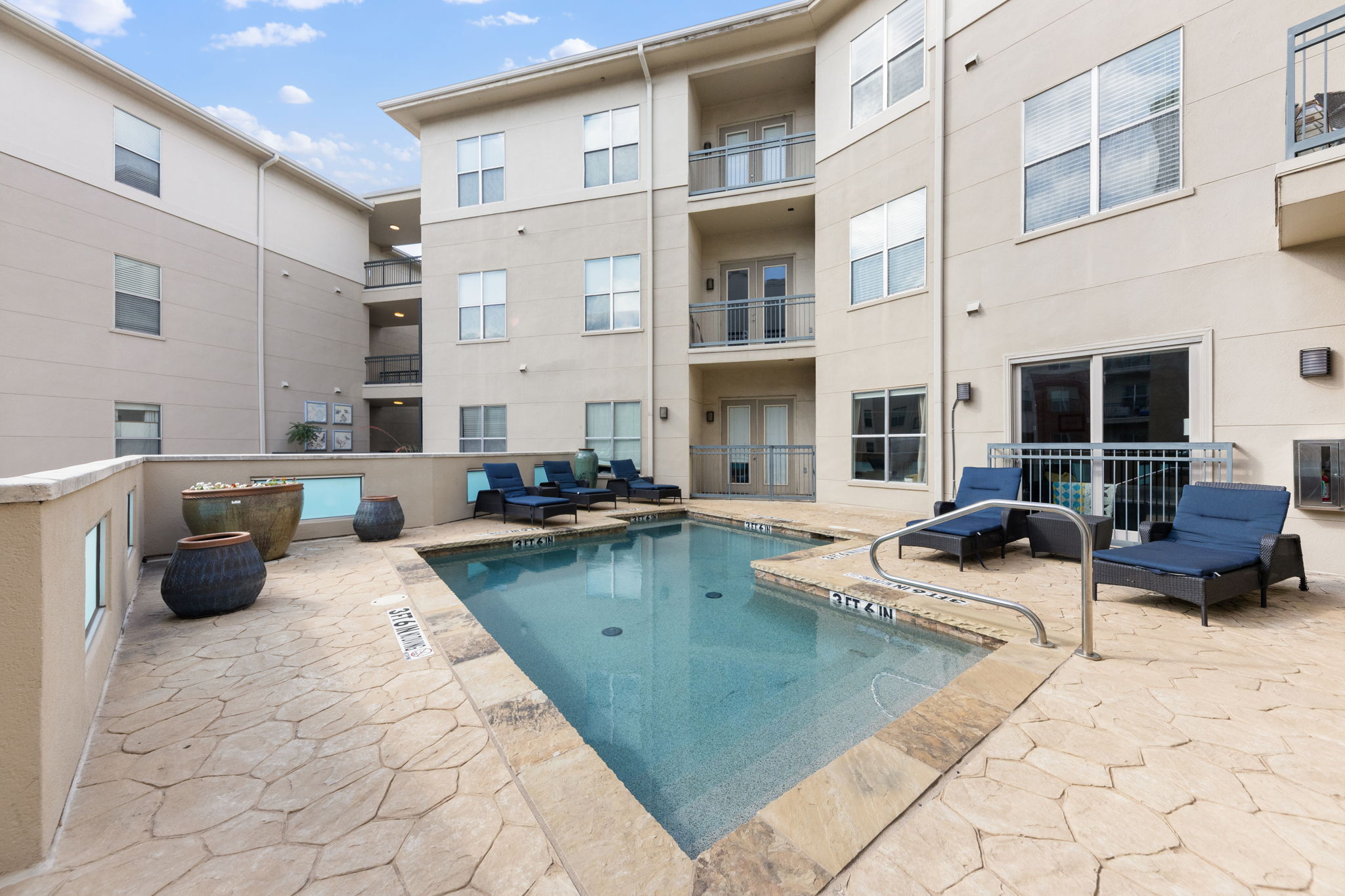  Stunning Updated 1BR/1.5BA Condo — Move-In Ready in the Heart of Uptown - 物件實景
