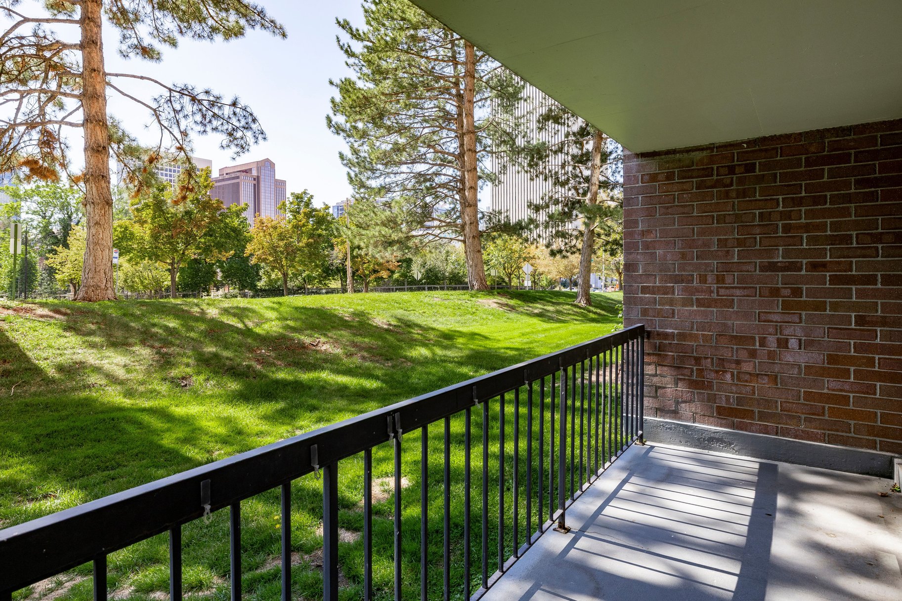  Downtown Main-Level Condo with Prime Location & Private Patio - 物件實景