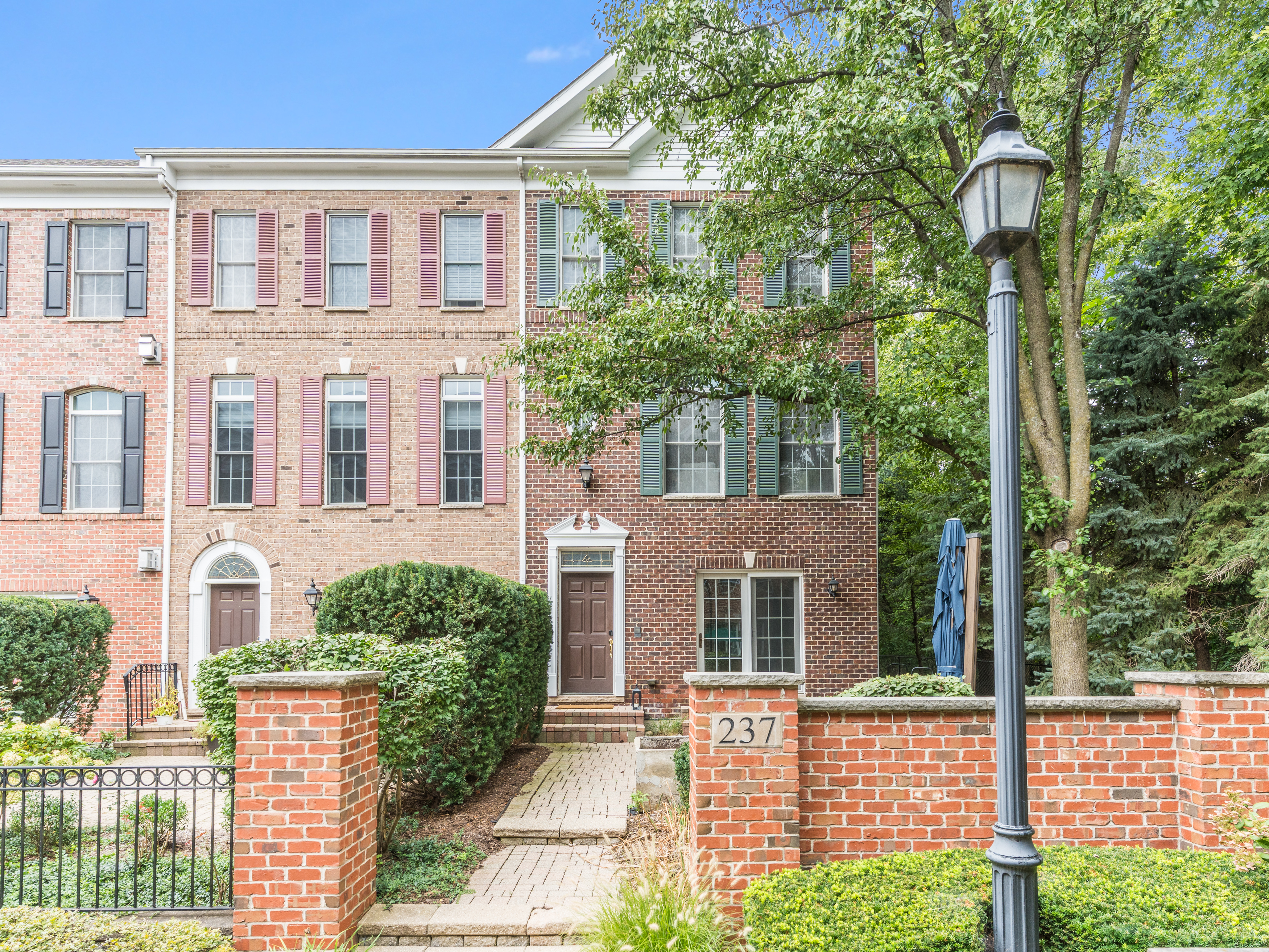  Highly Desirable Naperville Station End Unit - 物件實景