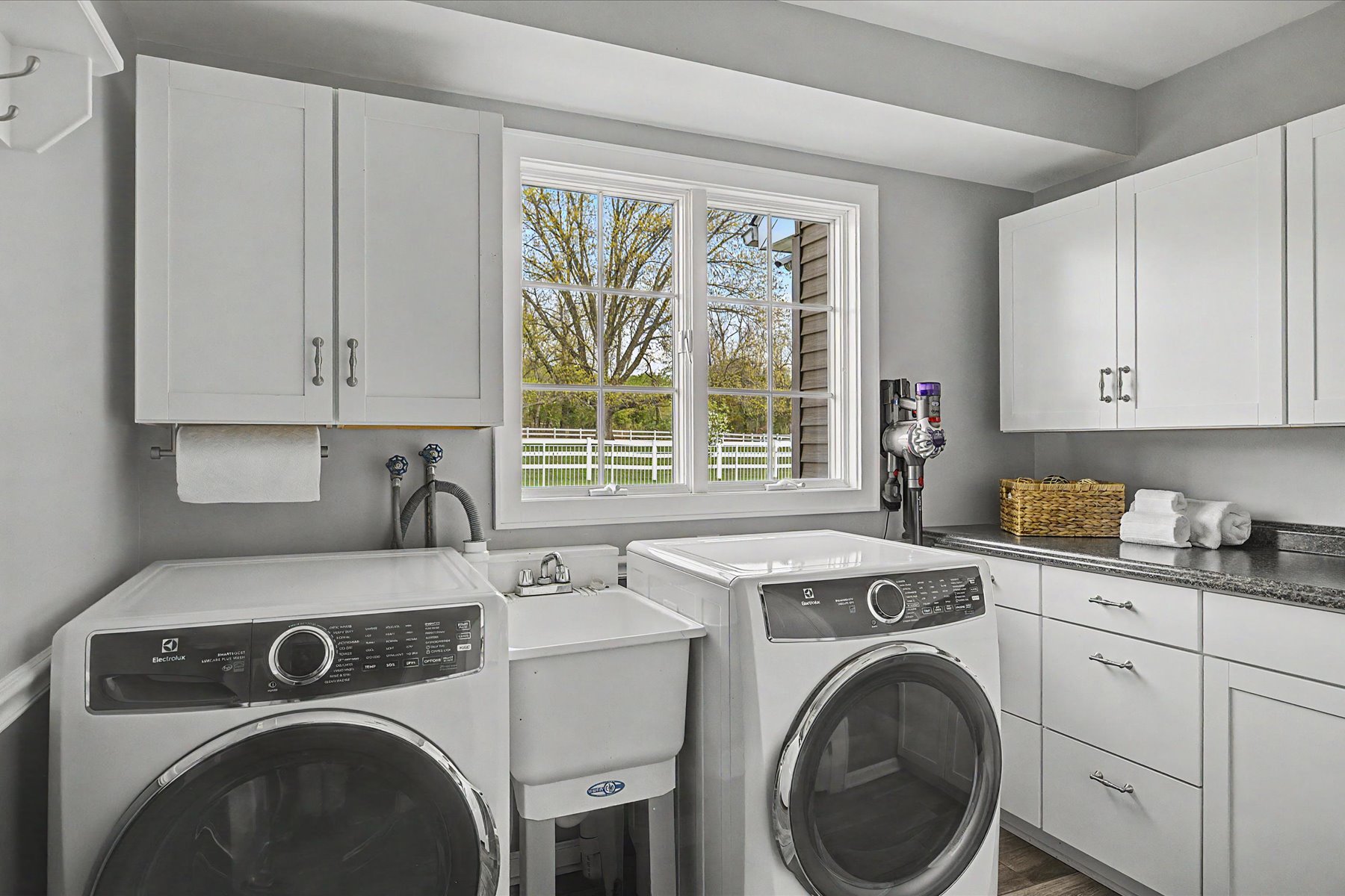  Well Maintained Colonial Home with Exceptional Equestrian Property - 物件實景