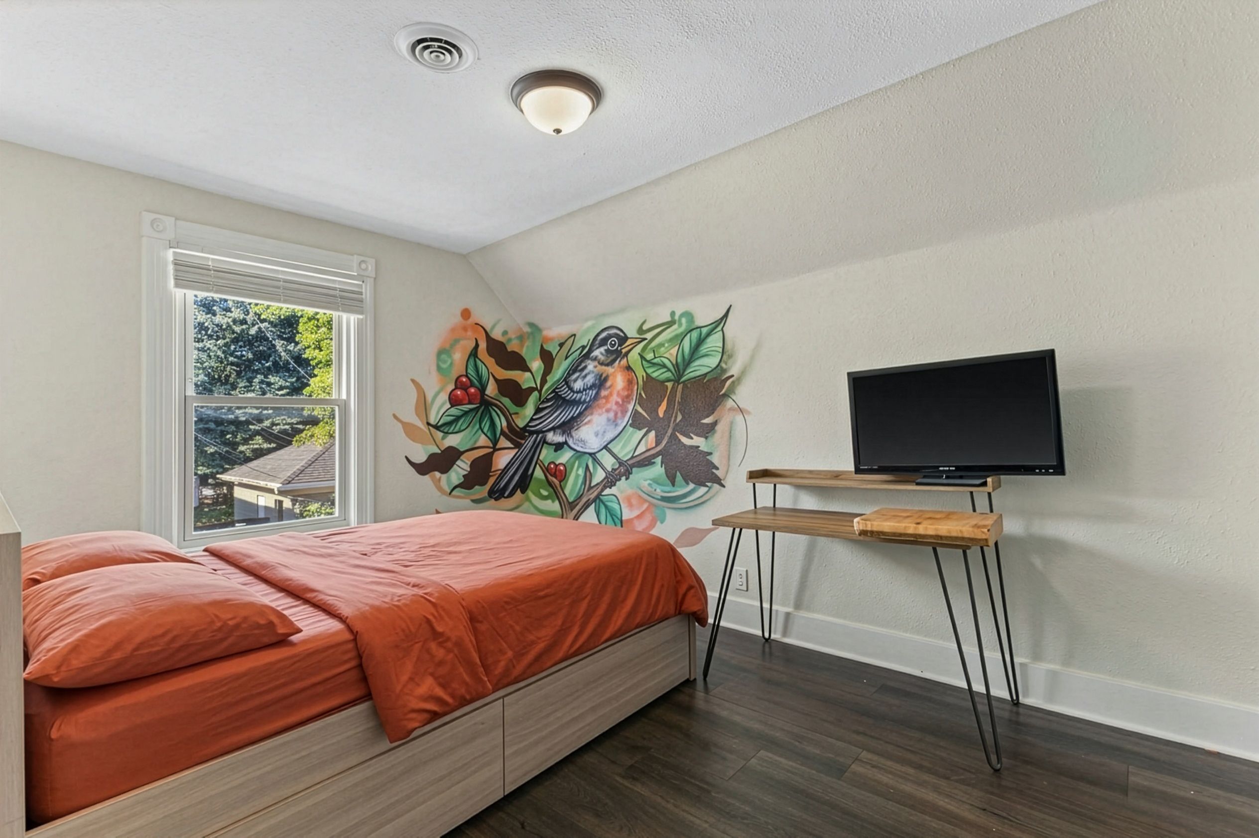  Prime Bay View Investment: Updated Duplex with 4-Car Garage Near Lake Michigan - 物件實景