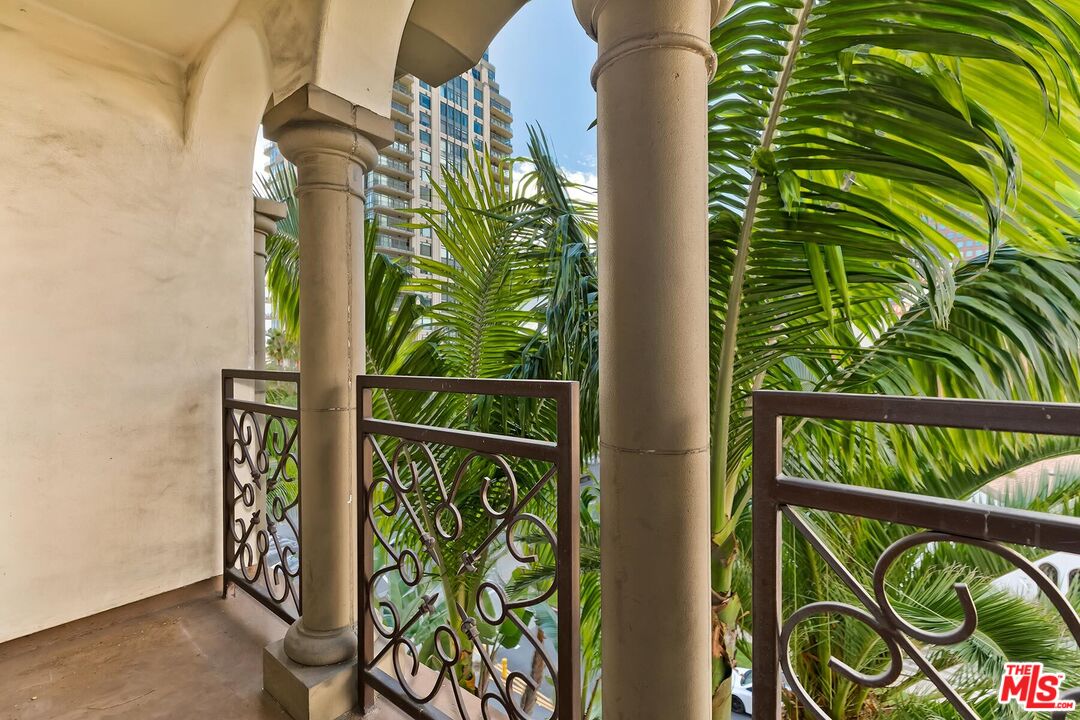 Los Angeles, California, 90024, United States, 2 Bedrooms Bedrooms, ,3 BathroomsBathrooms,Residential,For Sale,1998269