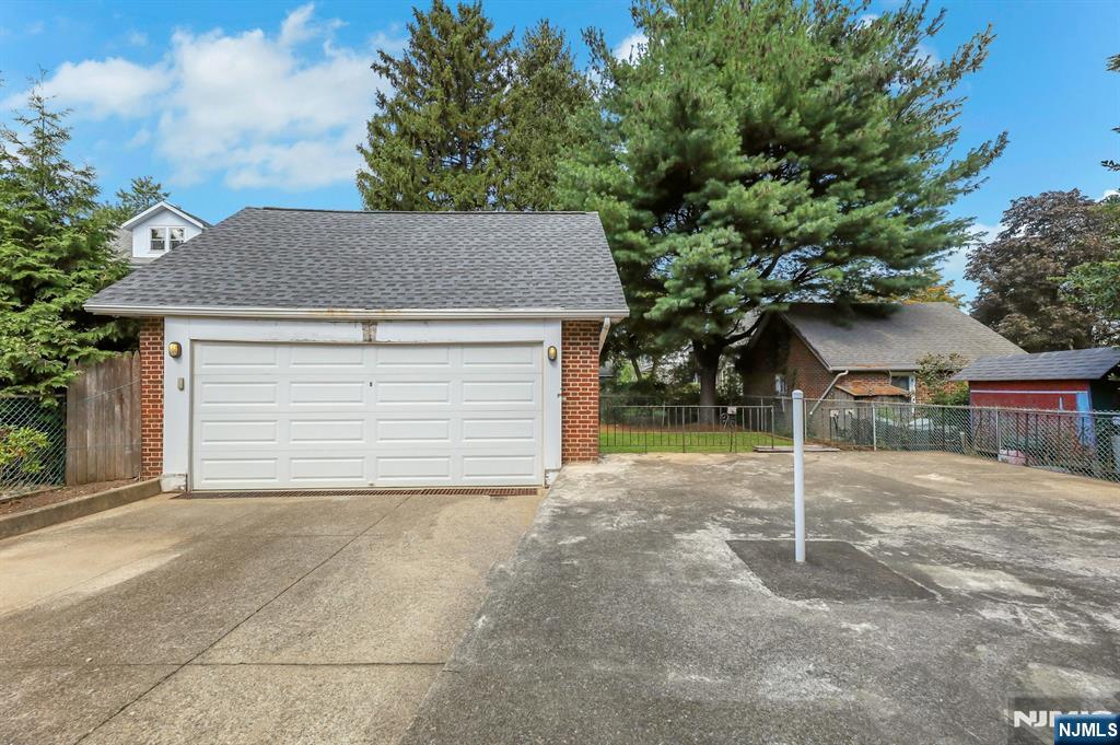 Leonia, New Jersey, 07605, United States, 5 Bedrooms Bedrooms, ,4 BathroomsBathrooms,Residential,For Sale,1934270