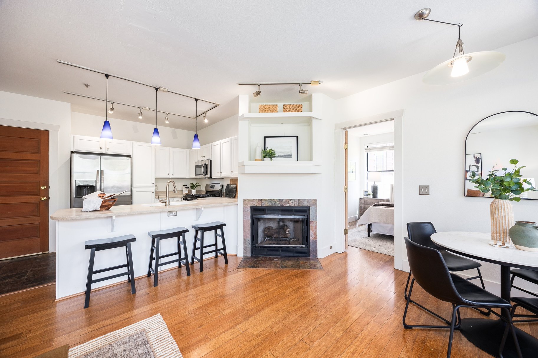  Light Filled Open Floor Plan with Seamless Access to Outdoor Space - 物件實景