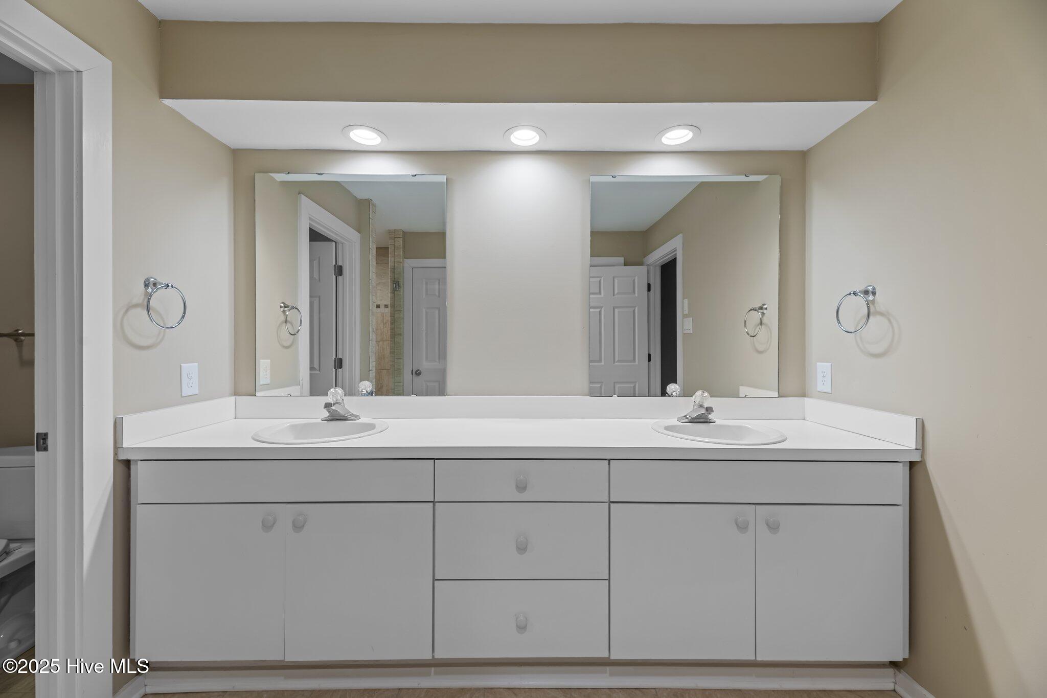 New Bern, North Carolina, 28562, United States, 2 Bedrooms Bedrooms, ,3 BathroomsBathrooms,Residential,For Sale,1695183