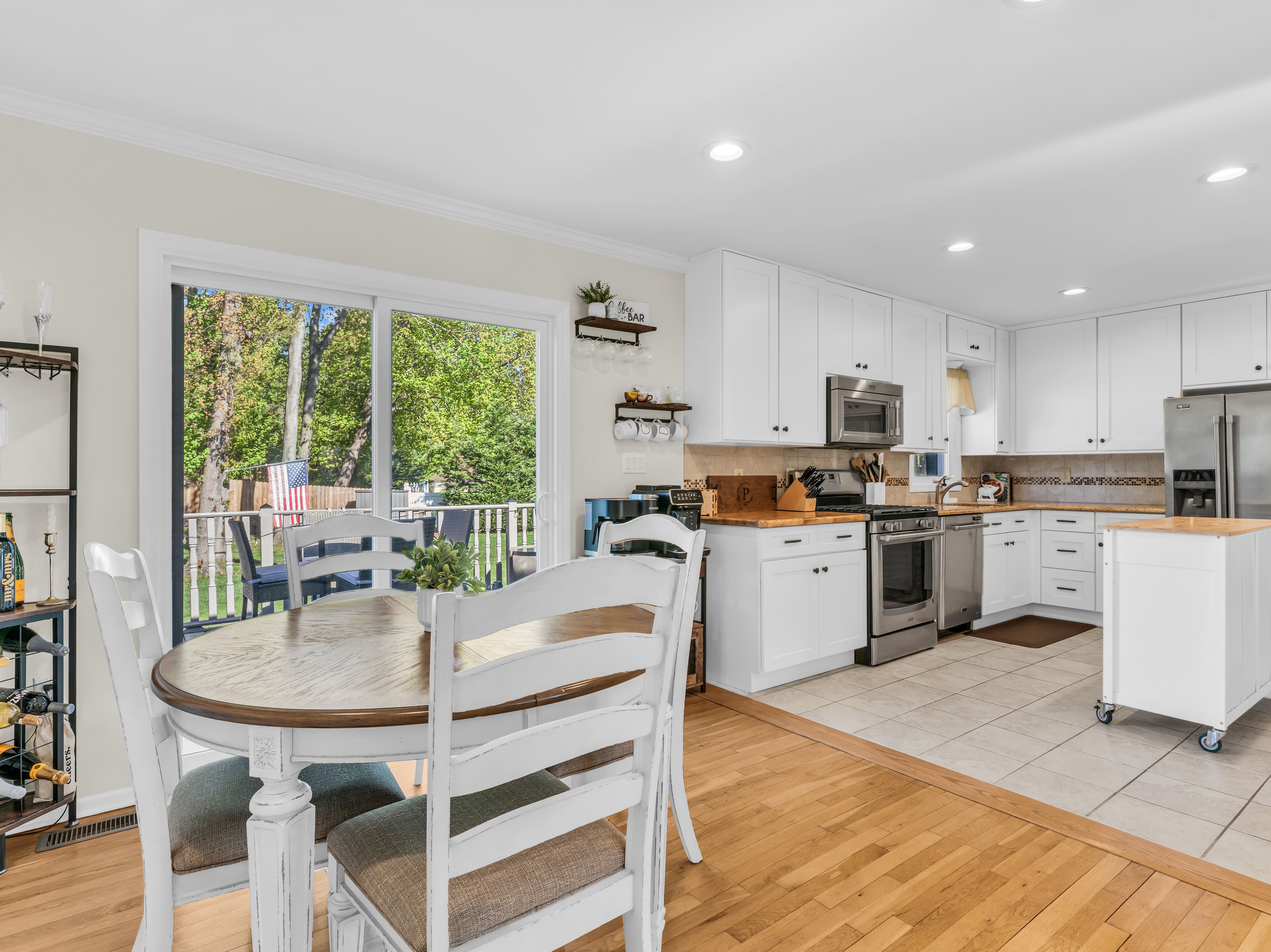  Welcome to this meticulously maintained charming 3-bedroom, 2-bathroom ranch, - 物件實景