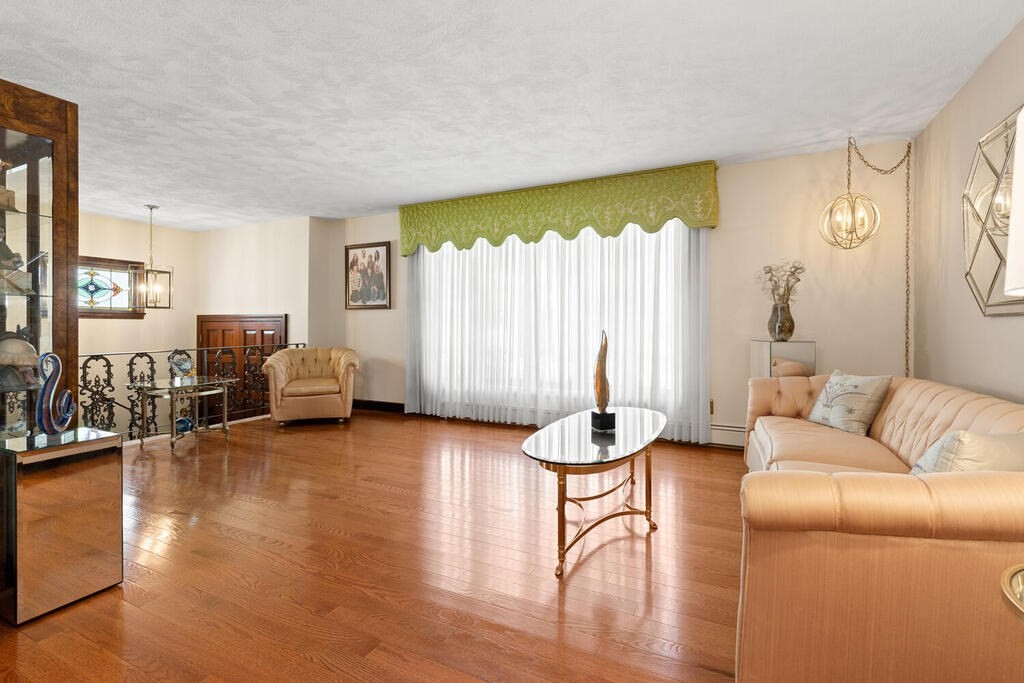 Everett, Massachusetts, 02149, United States, 3 Bedrooms Bedrooms, ,2 BathroomsBathrooms,Residential,For Sale,1937012