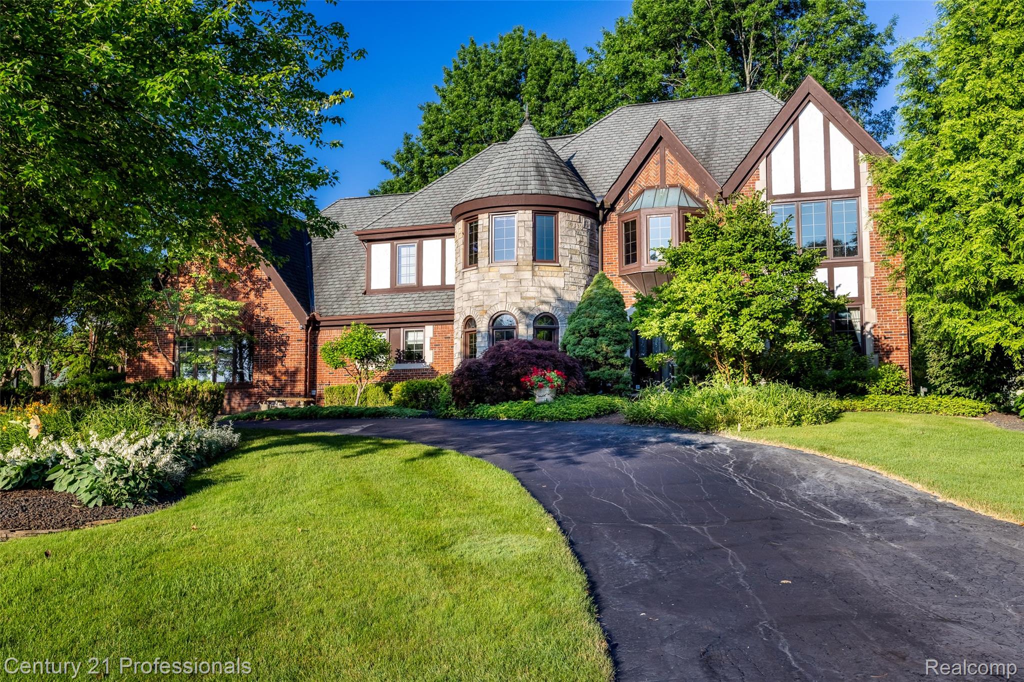 Rochester, Michigan, 48306, United States, 4 Bedrooms Bedrooms, ,3 BathroomsBathrooms,Residential,For Sale,1943231
