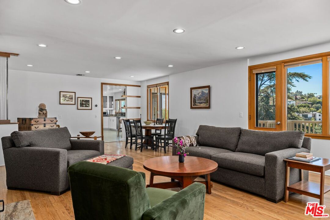 Sherman Oaks, California, 91423, United States, 3 Bedrooms Bedrooms, ,3 BathroomsBathrooms,Residential,For Sale,1986204