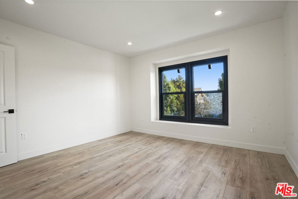 Los Angeles, California, 90007, United States, 5 Bedrooms Bedrooms, ,3 BathroomsBathrooms,Residential,For Sale,1975111